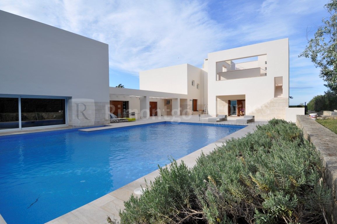 Modern design villa and exquisite sea views in Dénia.