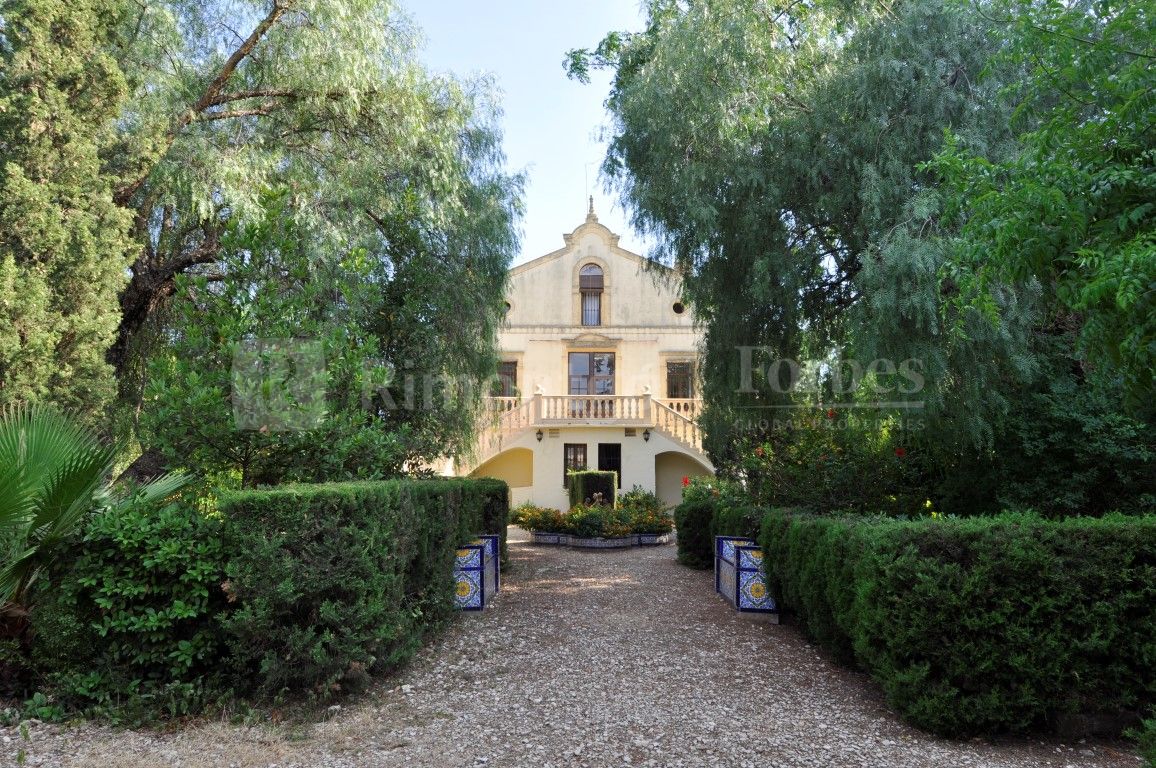Finca built in the early twentieth century on a large plot of more than 4,000m2 with a garden that provides a lot of privacy to the house, all just 400m from the beaches of Arena de Dénia.