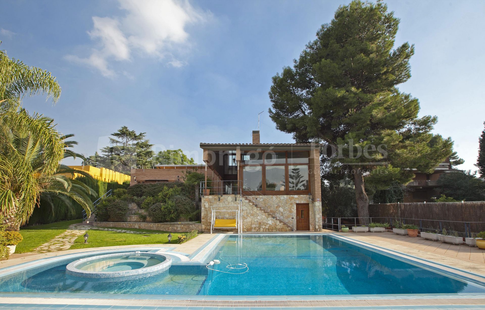 Villa con piscina y bodega de vino en la urbanización Santa Apolonia, Valencia.