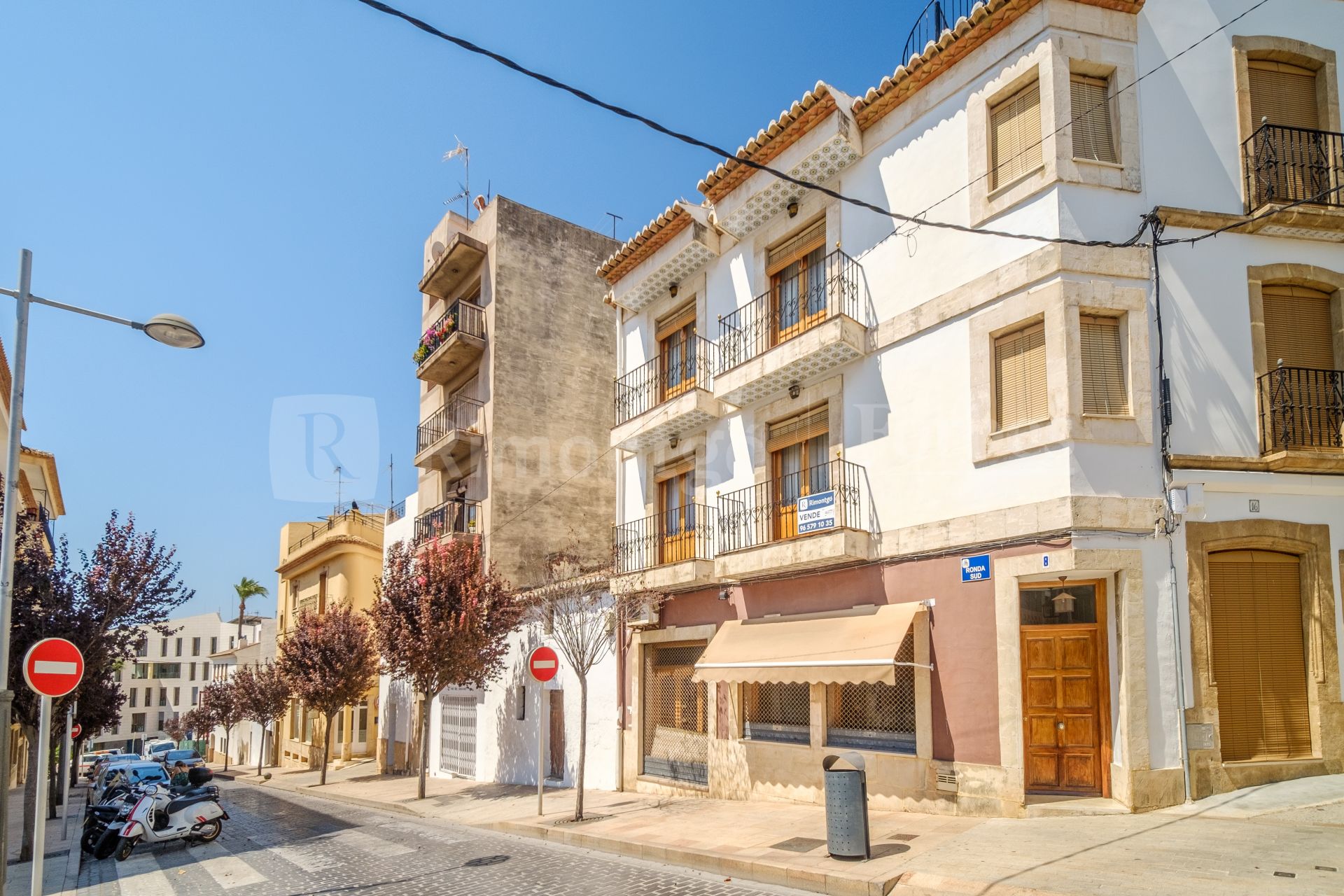 Building comprising a ground-floor space and a property for sale in Javea.