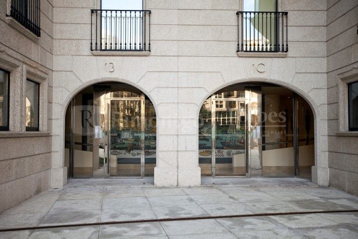 Ático de estilo moderno con dos dormitorios, magnificas vistas a la bahia, una terraza y acceso a una piscina comunitaria, en venta en A Coruña. Cerca de la playa y a pocos pasos del centro histórico de la ciudad.
