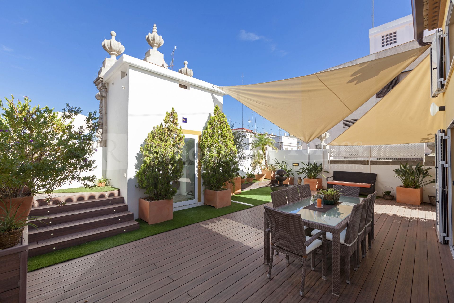 Impressive penthouse with fantastic views for sale next to the Mercado Central in Valencia.