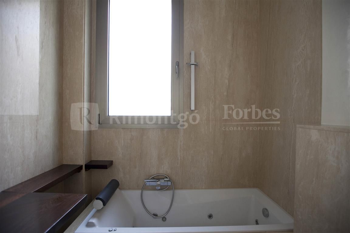 Penthouse with terrace and parking very close to Plaza del Ayuntamiento, Valencia.