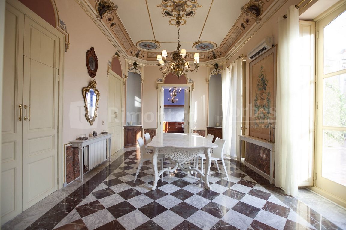 Spectacular manorial apartment, for sale, situated in a palace in Valencia's city centre.