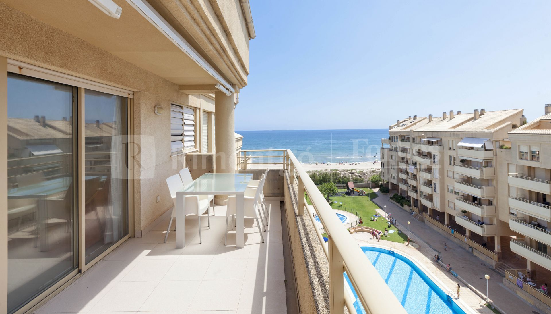 Bright apartment with open views of the Playa del Perellonet in Valencia.