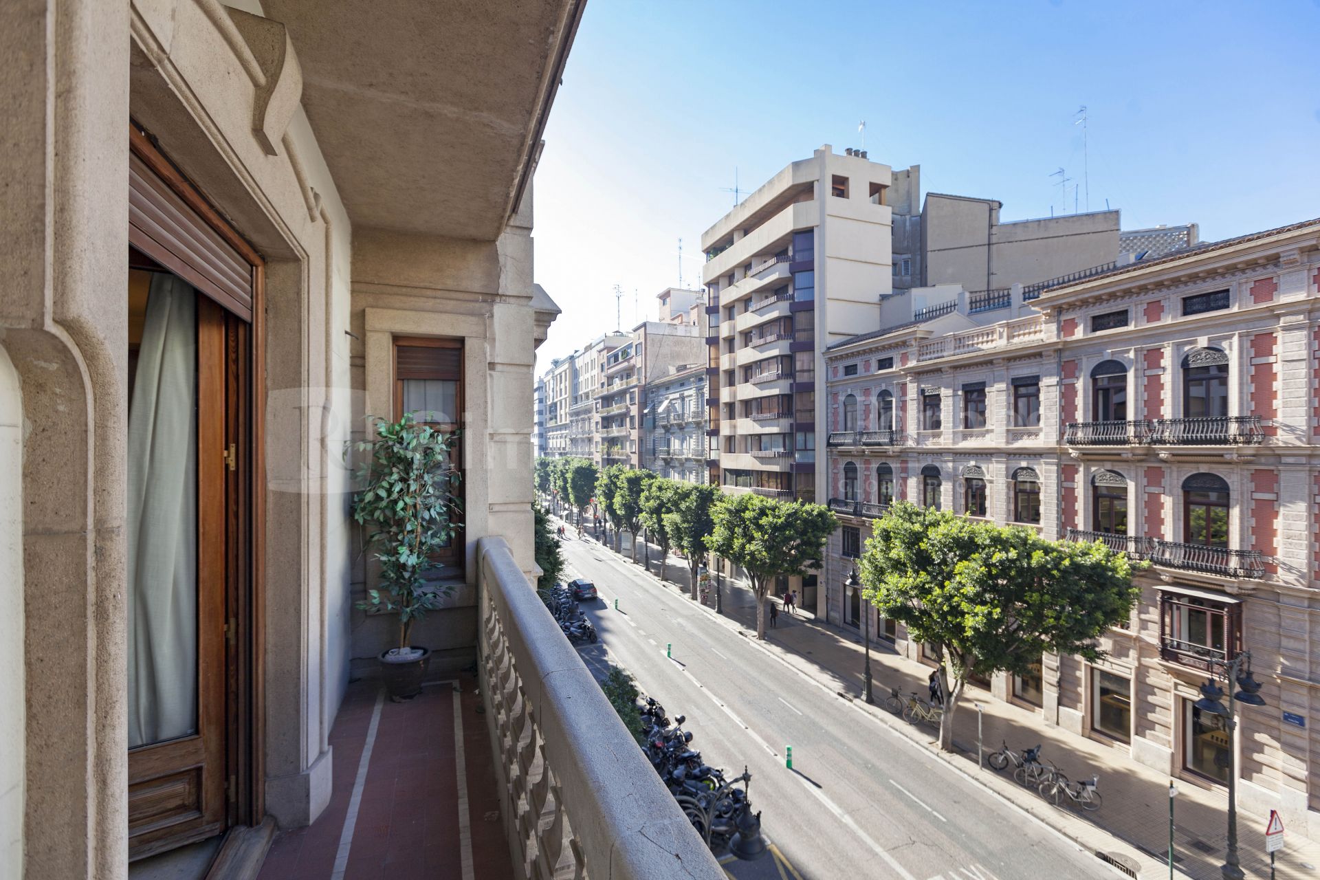 Exclusive house of more than 350 m2 in the middle of Calle de Colón de Valencia, with several balconies, one floor per floor and fully exterior.