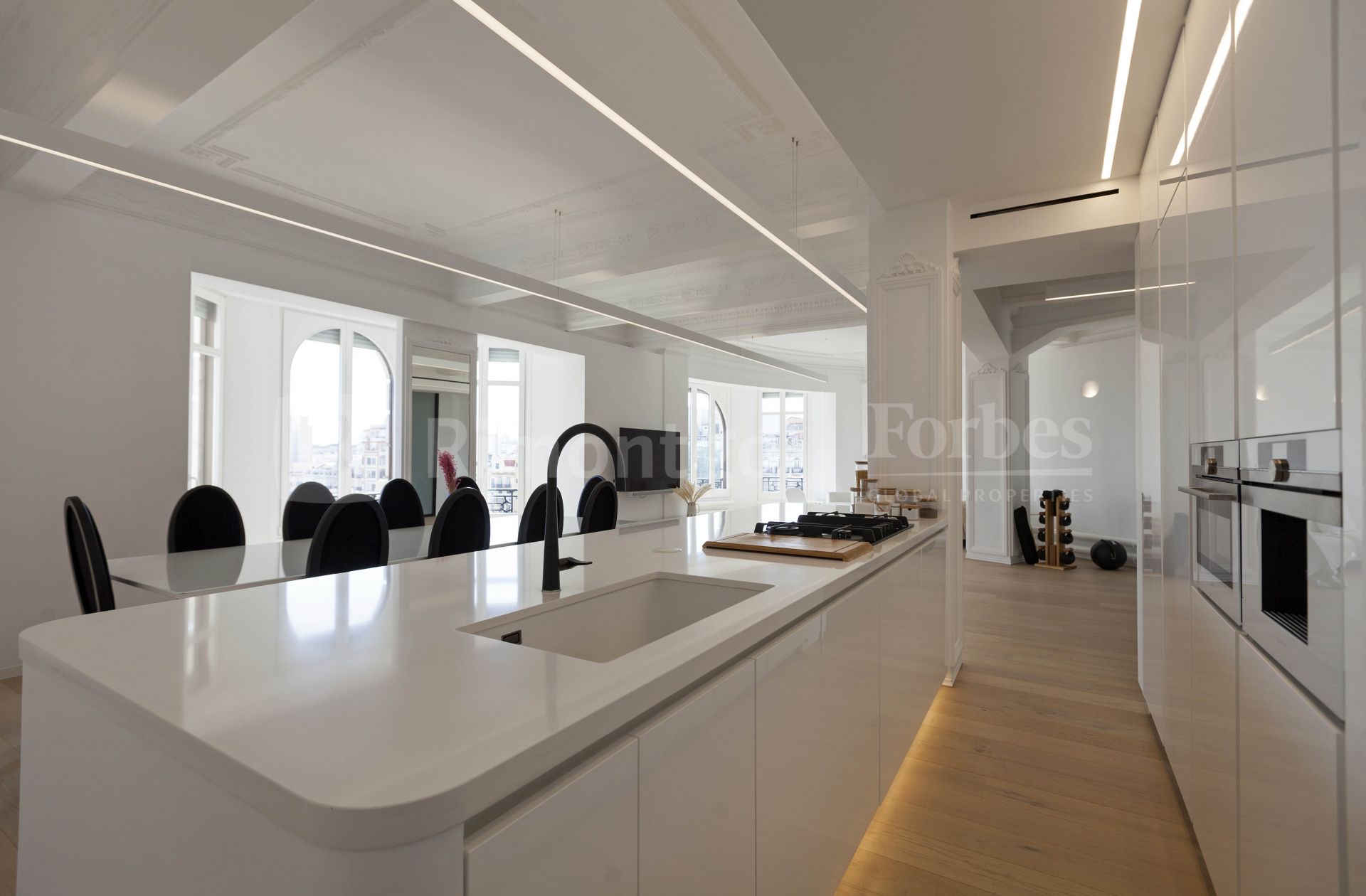 Recently renovated flat with open city views for sale in Valencia.