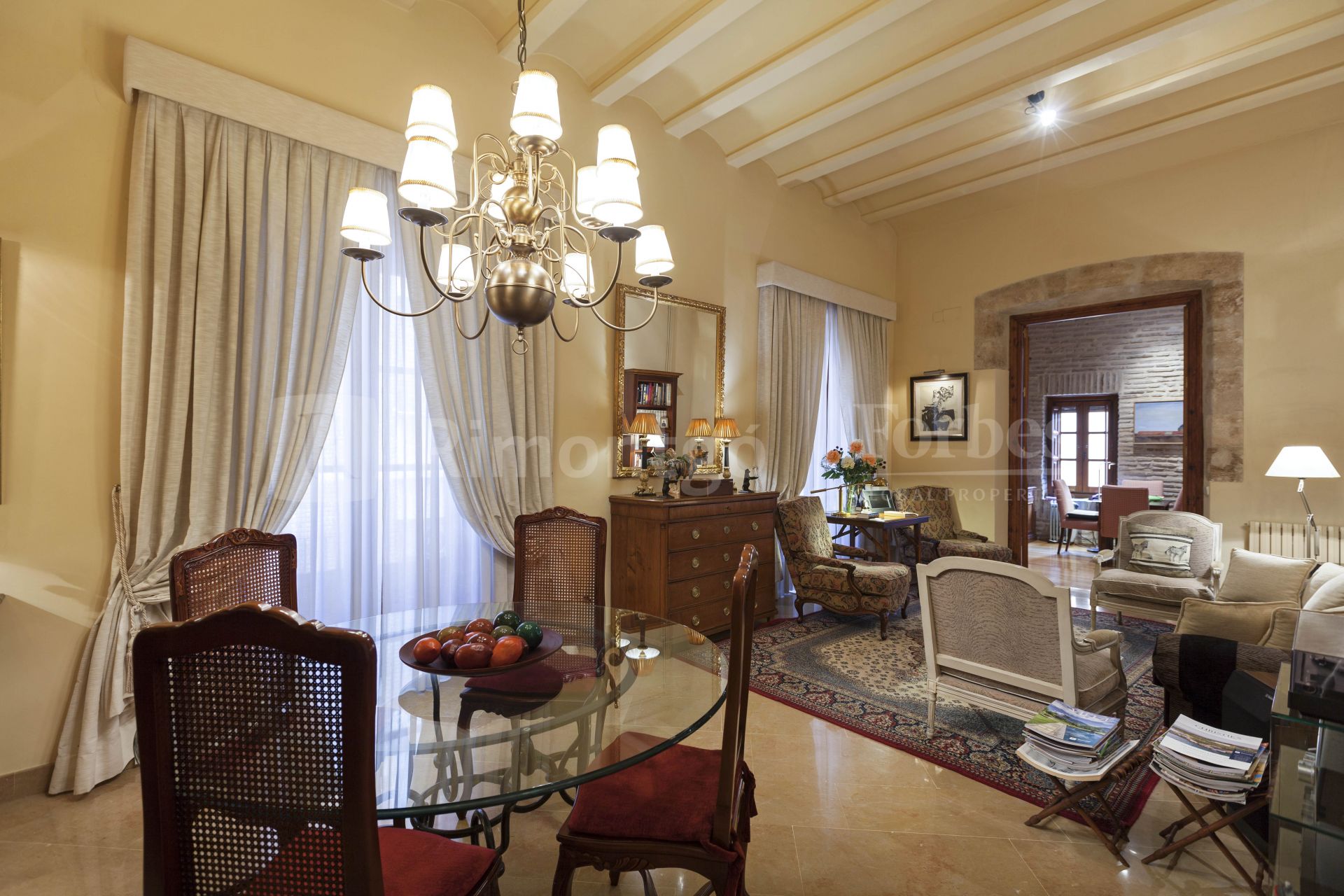 Elegant duplex apartment for sale in the historic centre of Valencia.