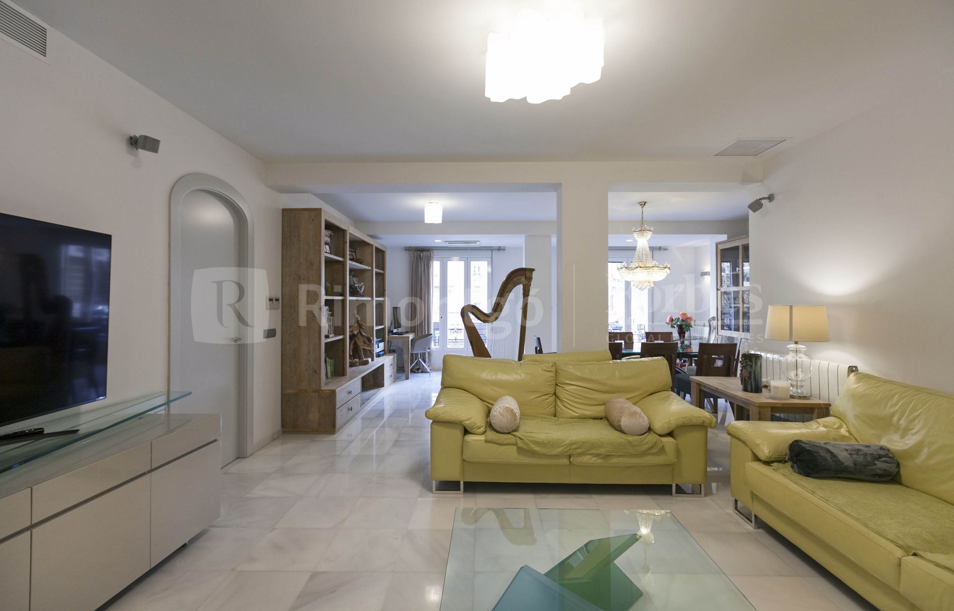 Renovated flat for sale in the Ensanche district, Valencia.