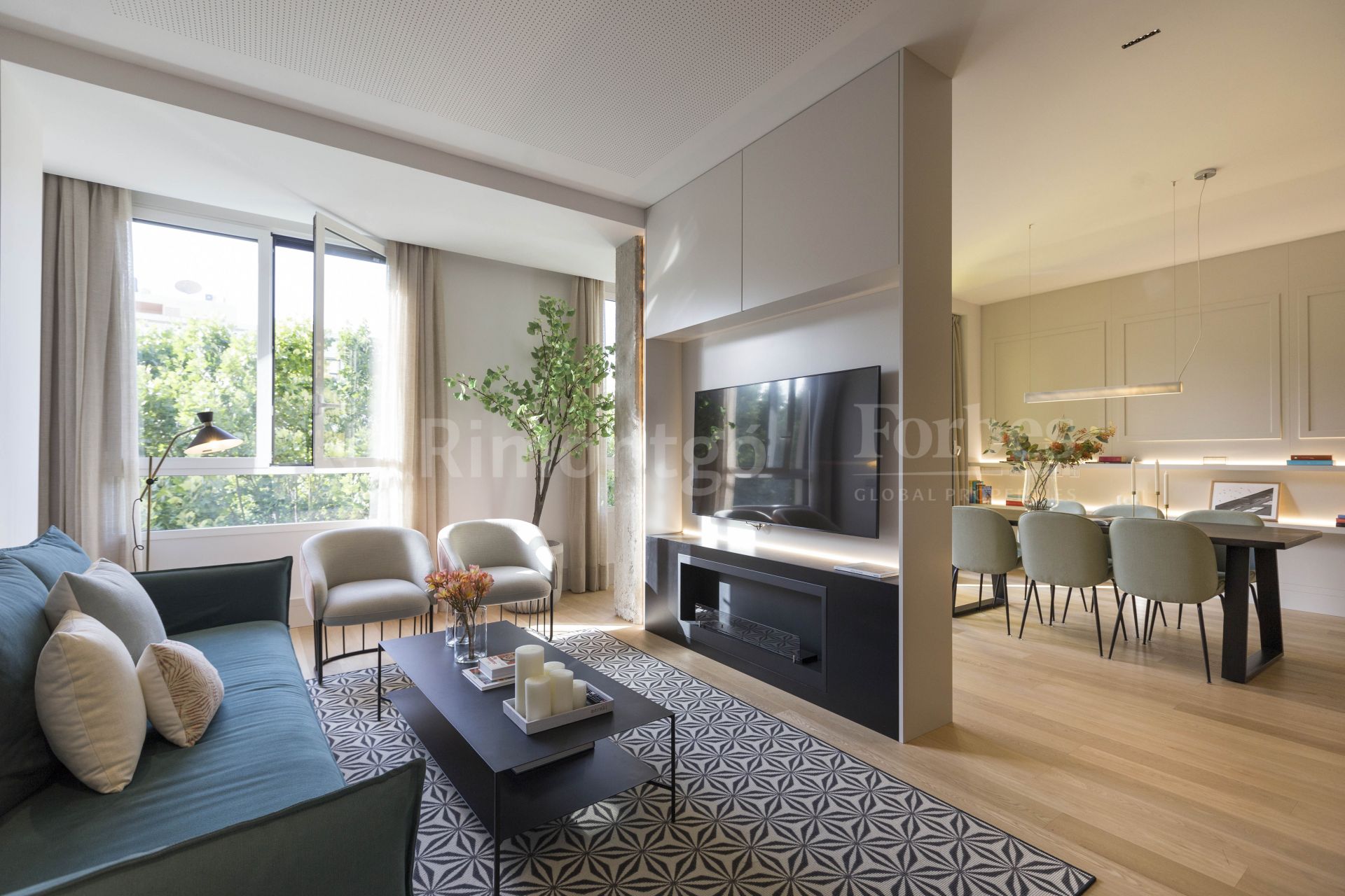 Brand new renovated apartment in Gran Vía with views of the gardens and next to the Turia riverbed.
