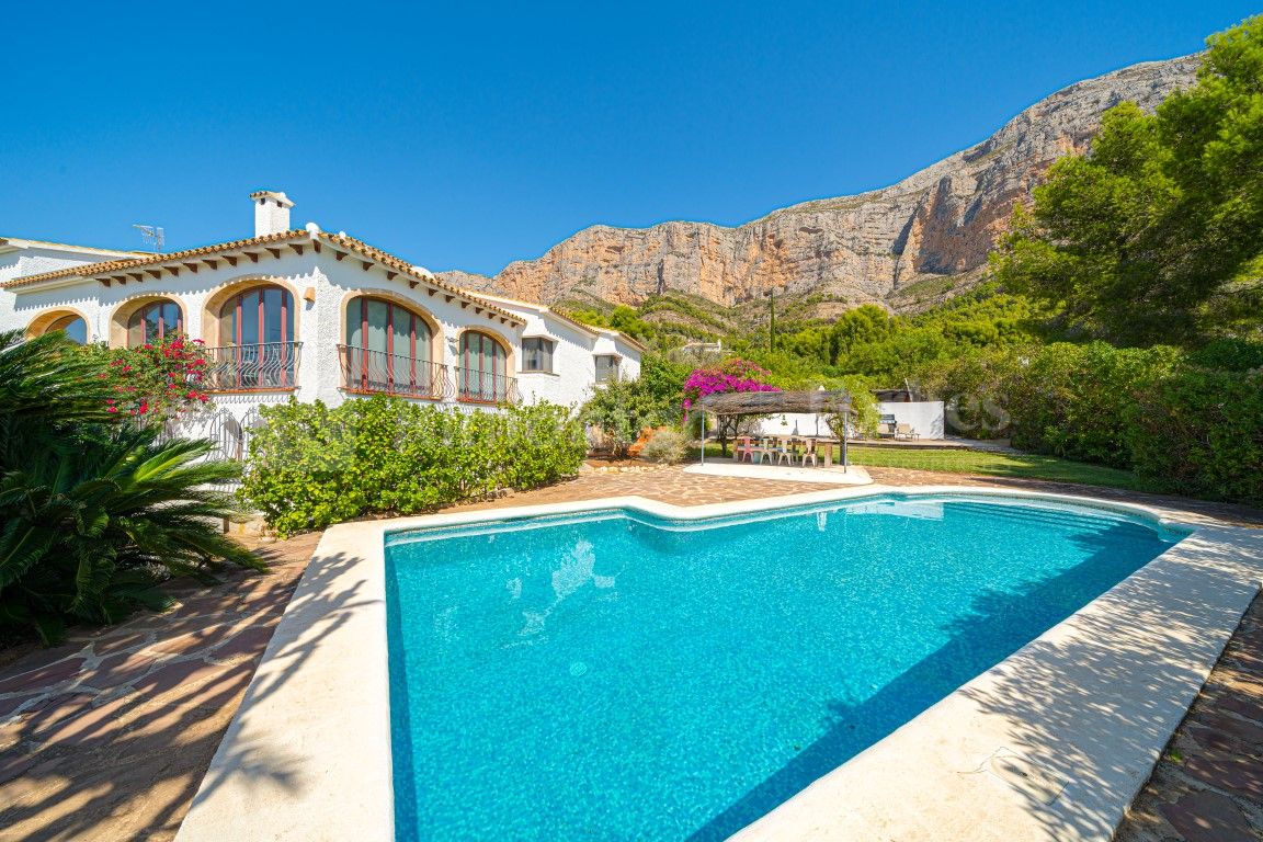 Villa en venta completamente reformada en El Montgó, Jávea (Alicante)