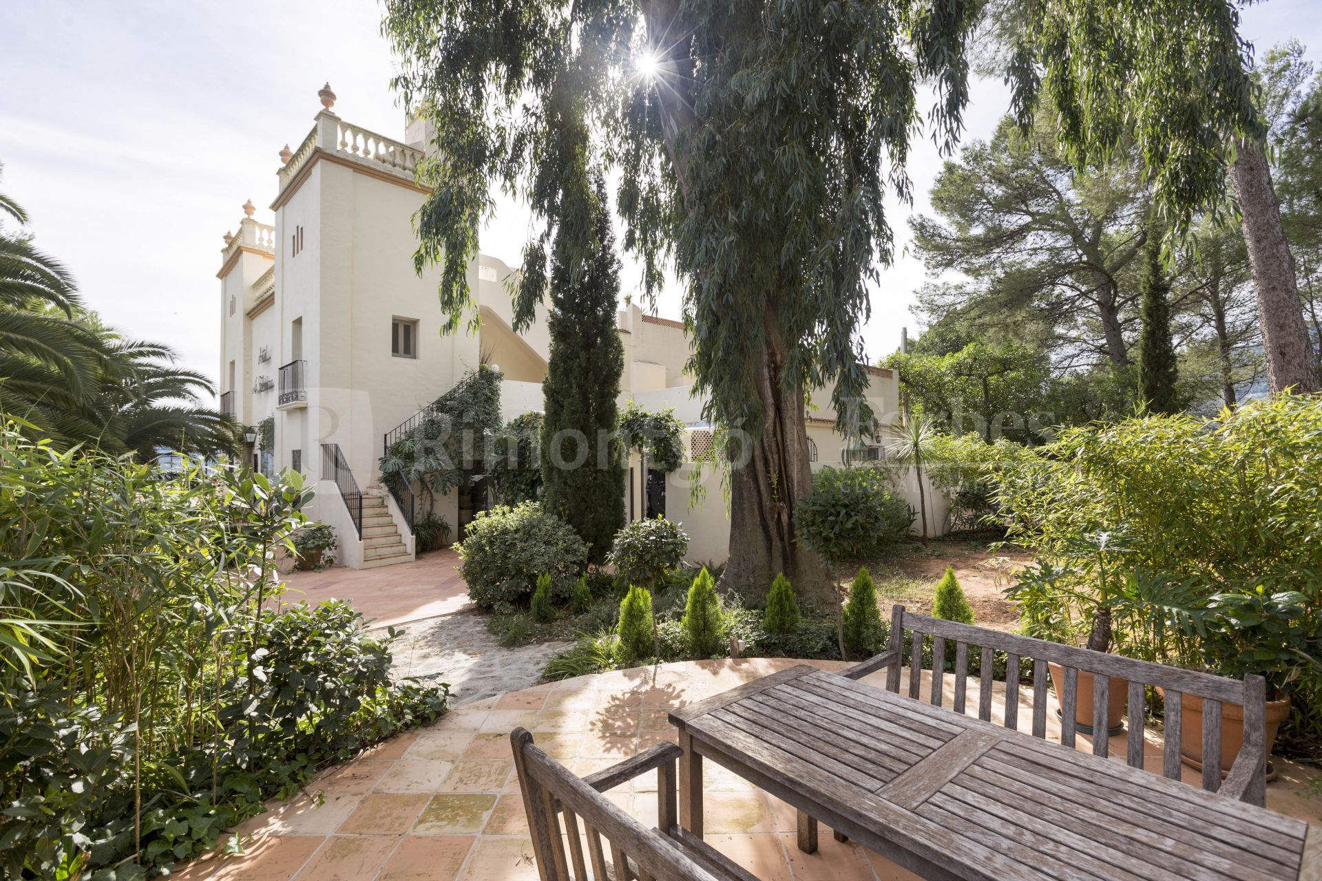 Small hotel in the middle of nature 5km from Gandía for sale.