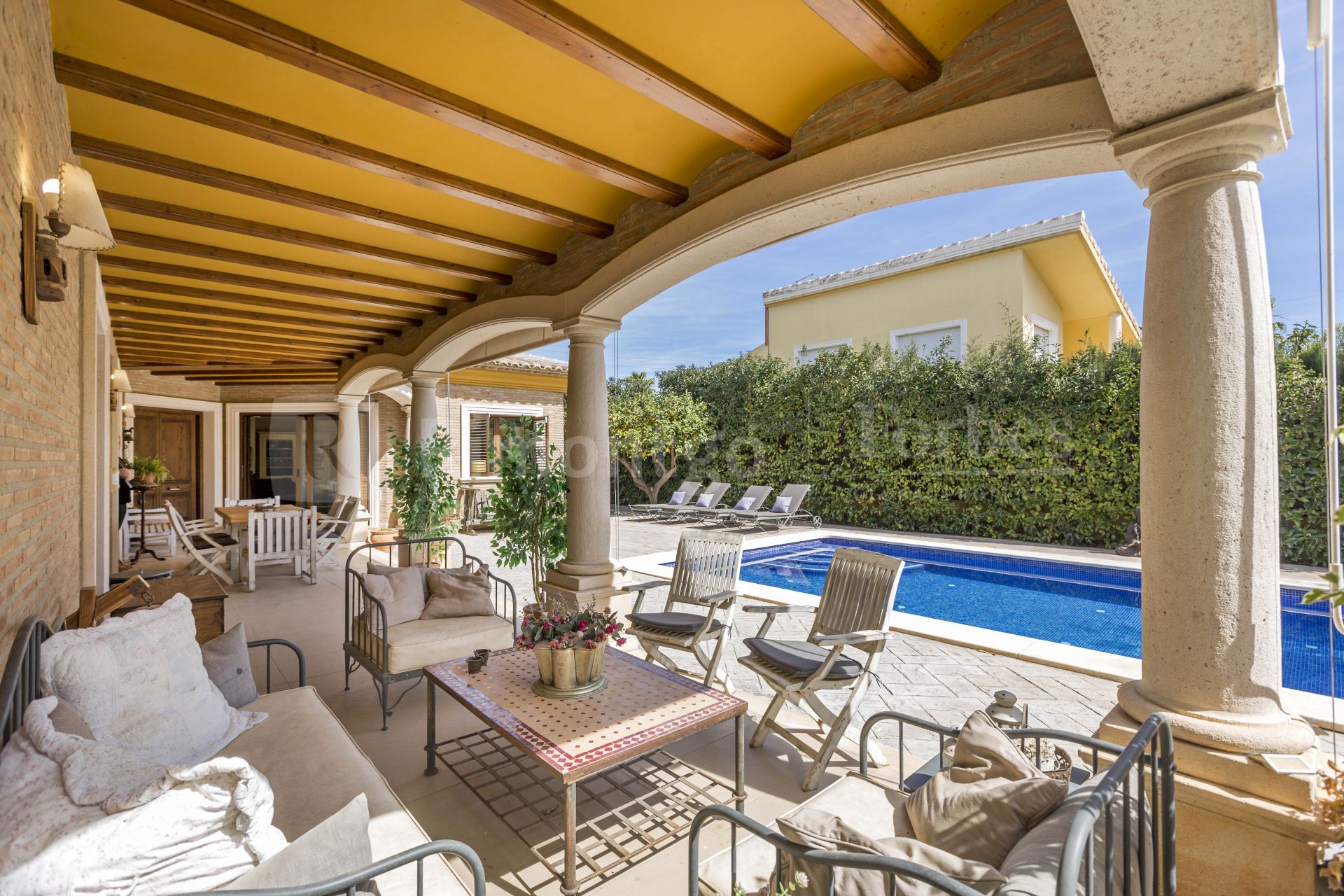 Elegante villa con terrazas y piscina en parcela con gran privacidad en Torre en Conill, Bétera.
