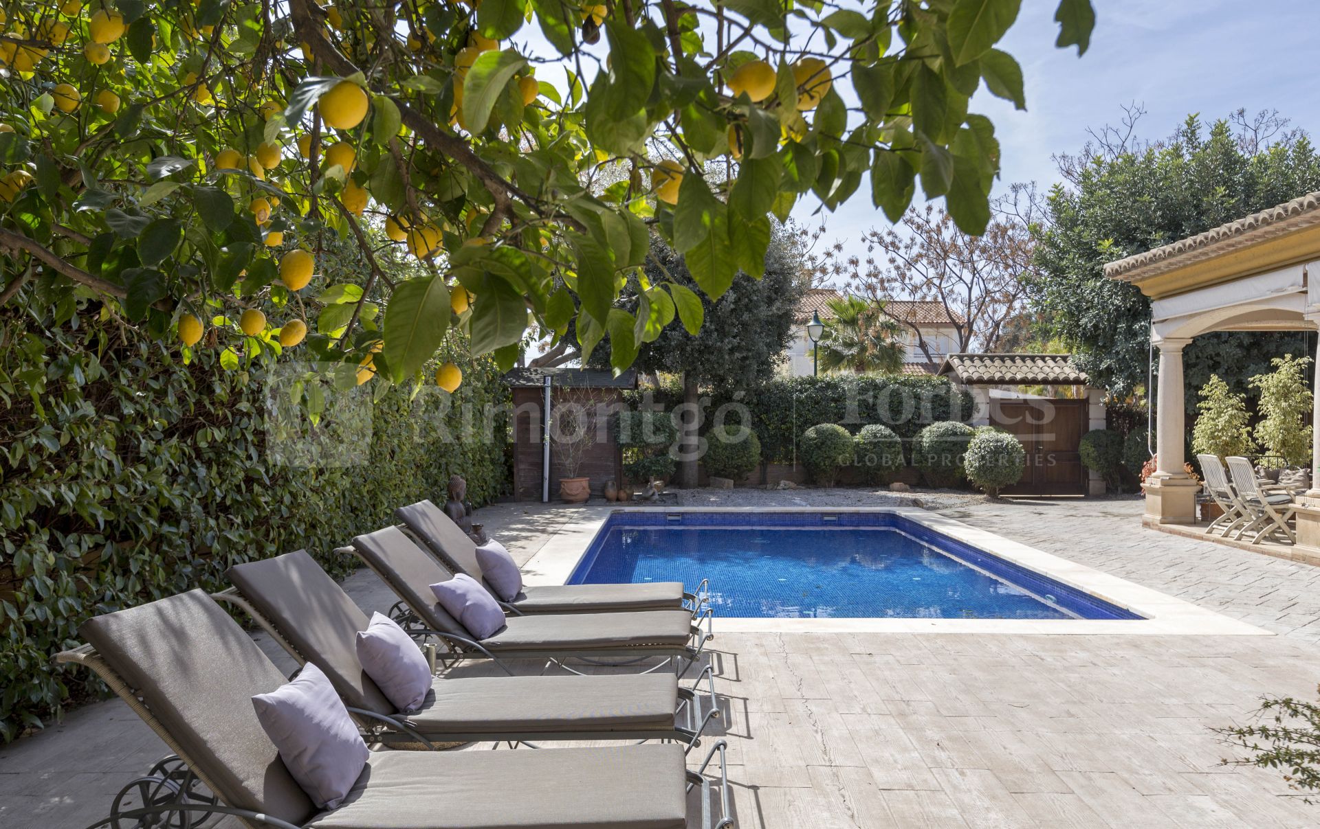Elegant villa with terraces and swimming pool on a very private plot in Torre en Conill, Bétera.