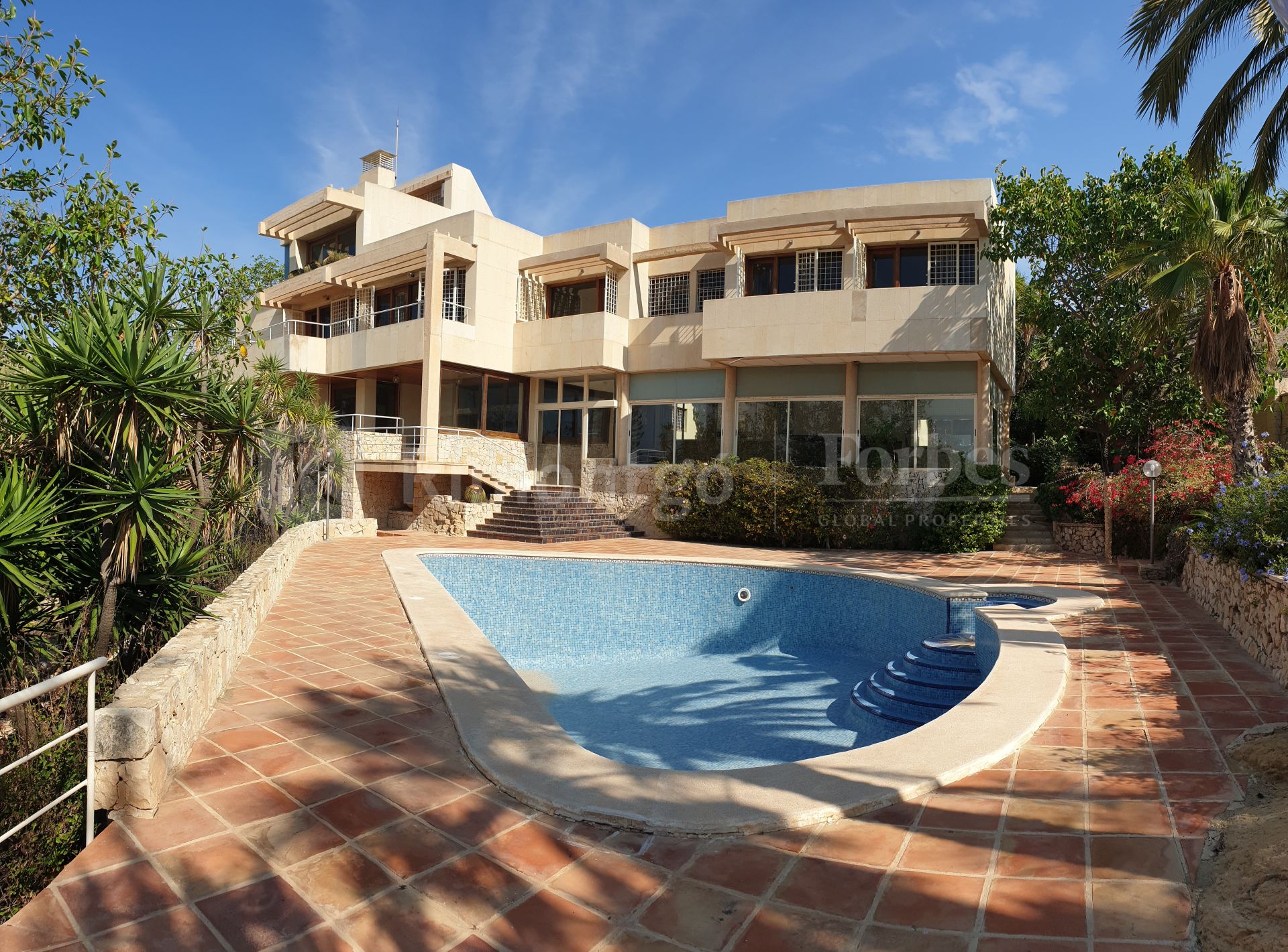 Exclusive property located on the beachfront with direct access to the sea in Cala Palmera, with lots of privacy.
