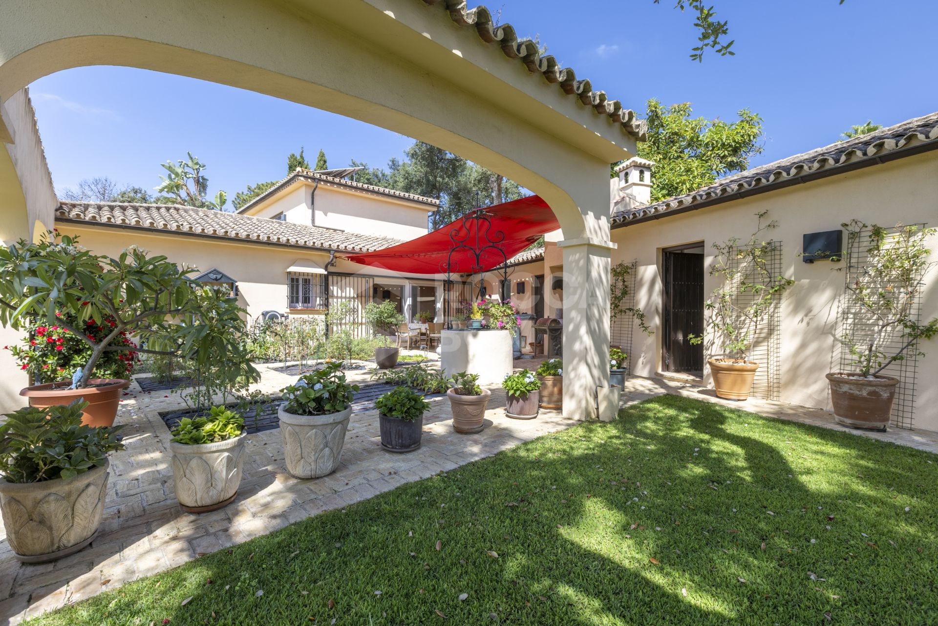 EXCLUSIVE ANDALUCIAN-STYLE VILLA ON TWO INDEPENDENT PLOTS STEPS FROM THE REAL CLUB VALDERRAMA-SOTOGRANDE ALTO