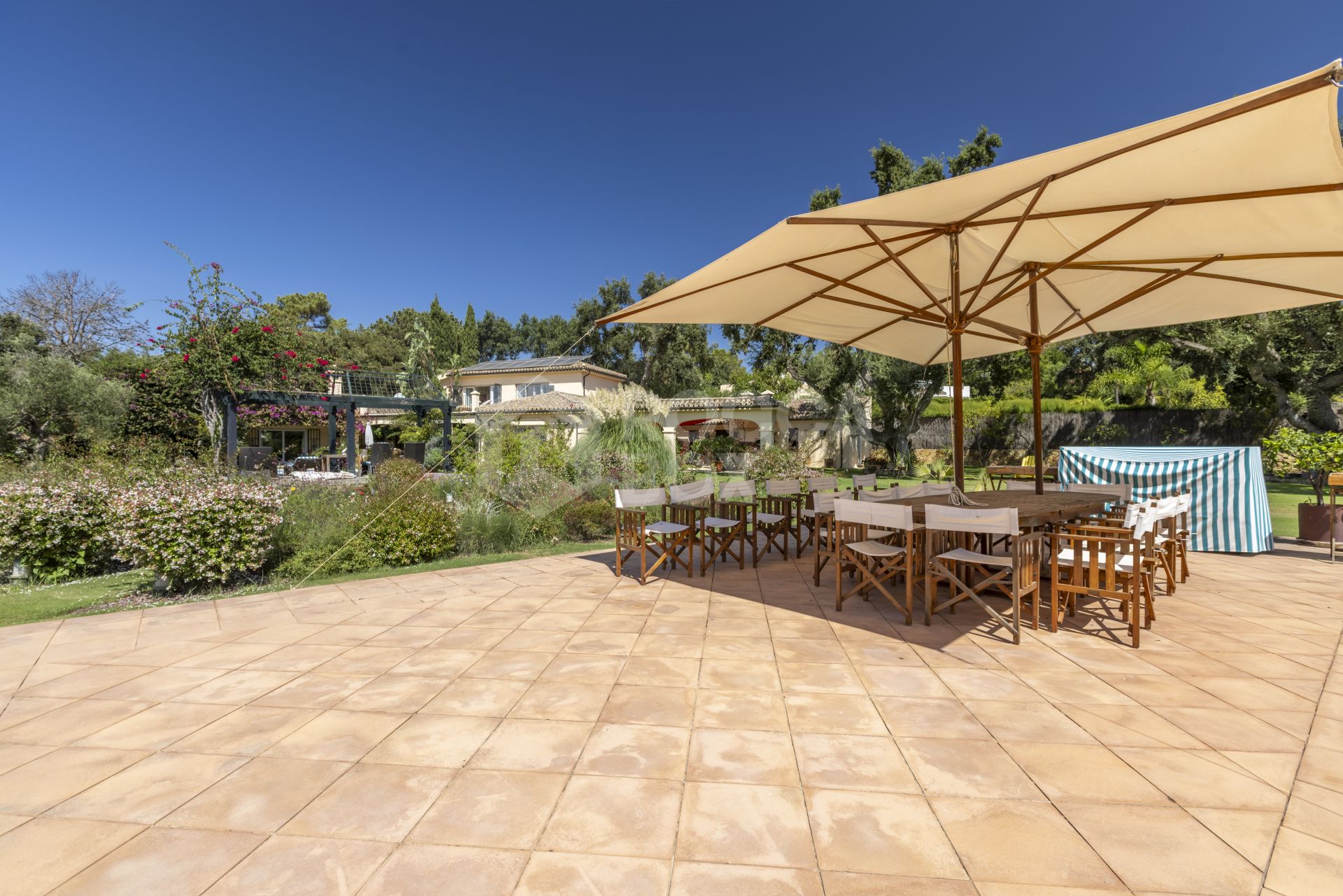 EXCLUSIVE ANDALUCIAN-STYLE VILLA ON TWO INDEPENDENT PLOTS STEPS FROM THE REAL CLUB VALDERRAMA-SOTOGRANDE ALTO