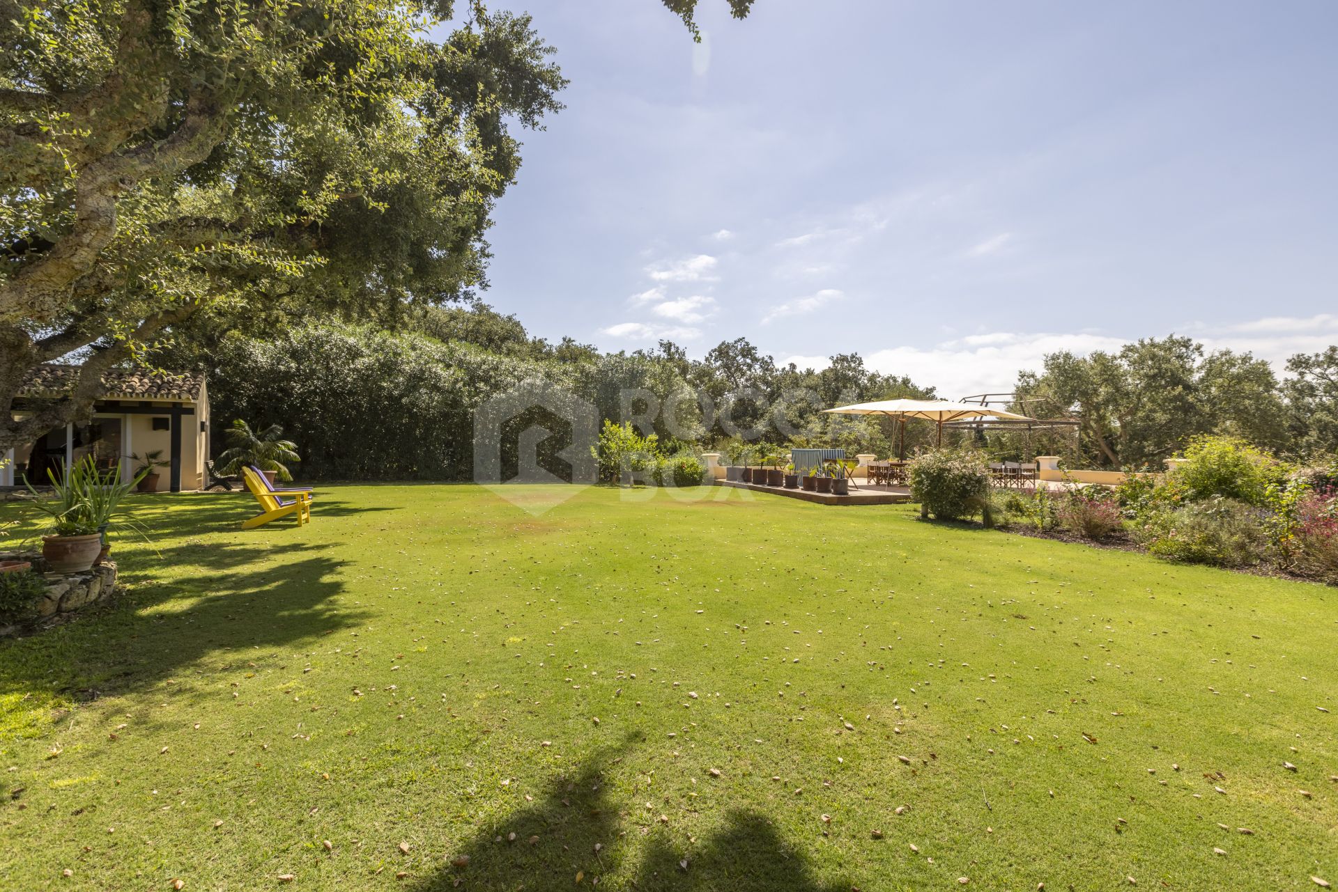 EXCLUSIVE ANDALUCIAN-STYLE VILLA ON TWO INDEPENDENT PLOTS STEPS FROM THE REAL CLUB VALDERRAMA-SOTOGRANDE ALTO