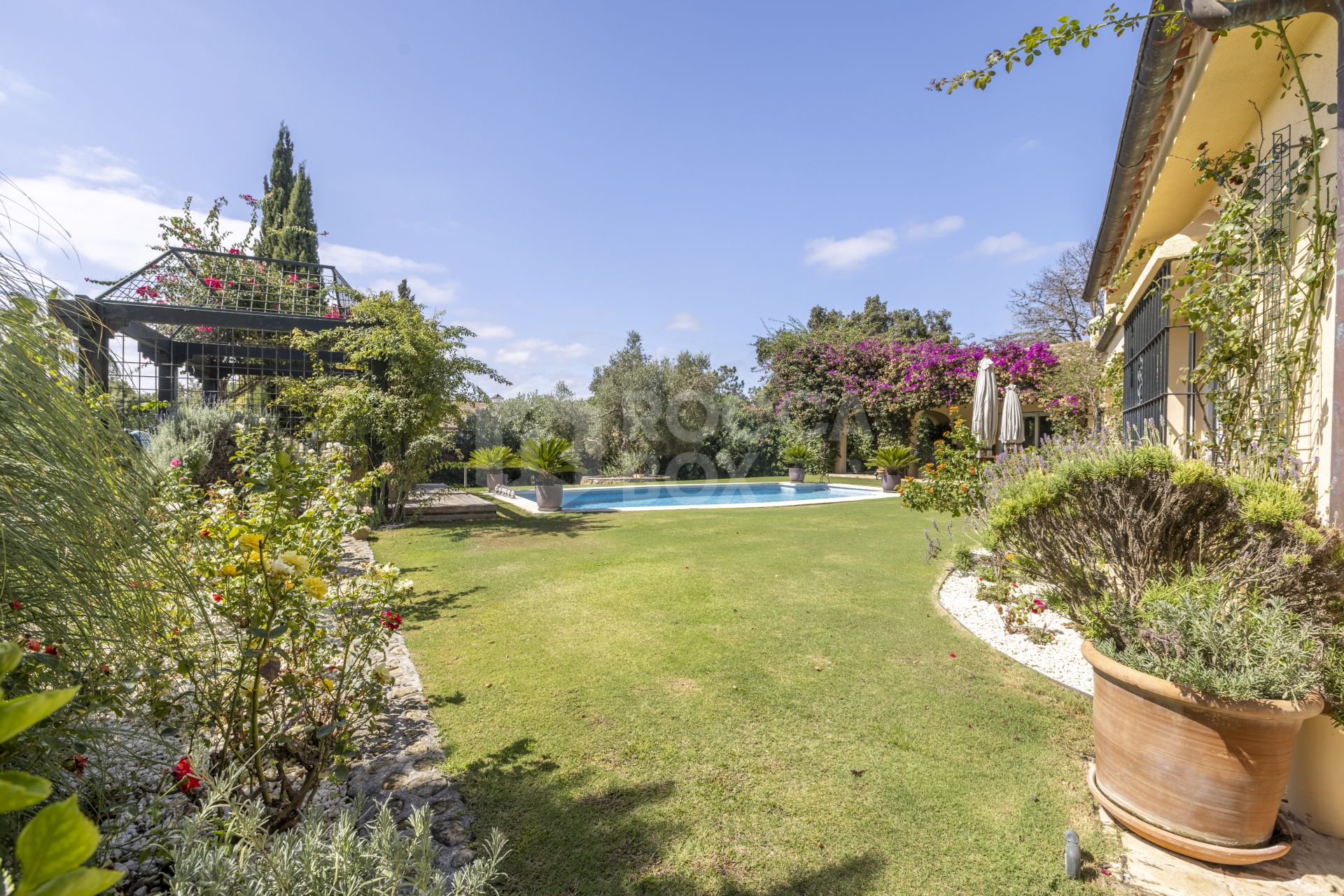 EXCLUSIVE ANDALUCIAN-STYLE VILLA ON TWO INDEPENDENT PLOTS STEPS FROM THE REAL CLUB VALDERRAMA-SOTOGRANDE ALTO
