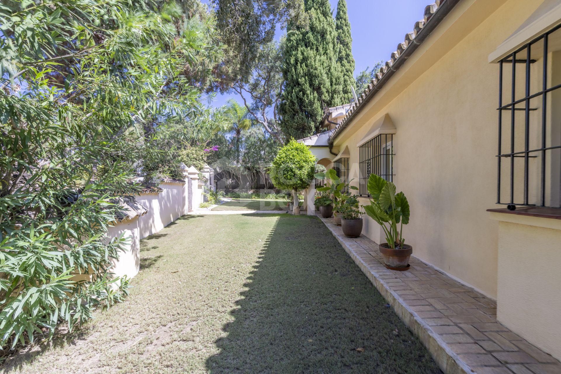 EXCLUSIVE ANDALUCIAN-STYLE VILLA ON TWO INDEPENDENT PLOTS STEPS FROM THE REAL CLUB VALDERRAMA-SOTOGRANDE ALTO