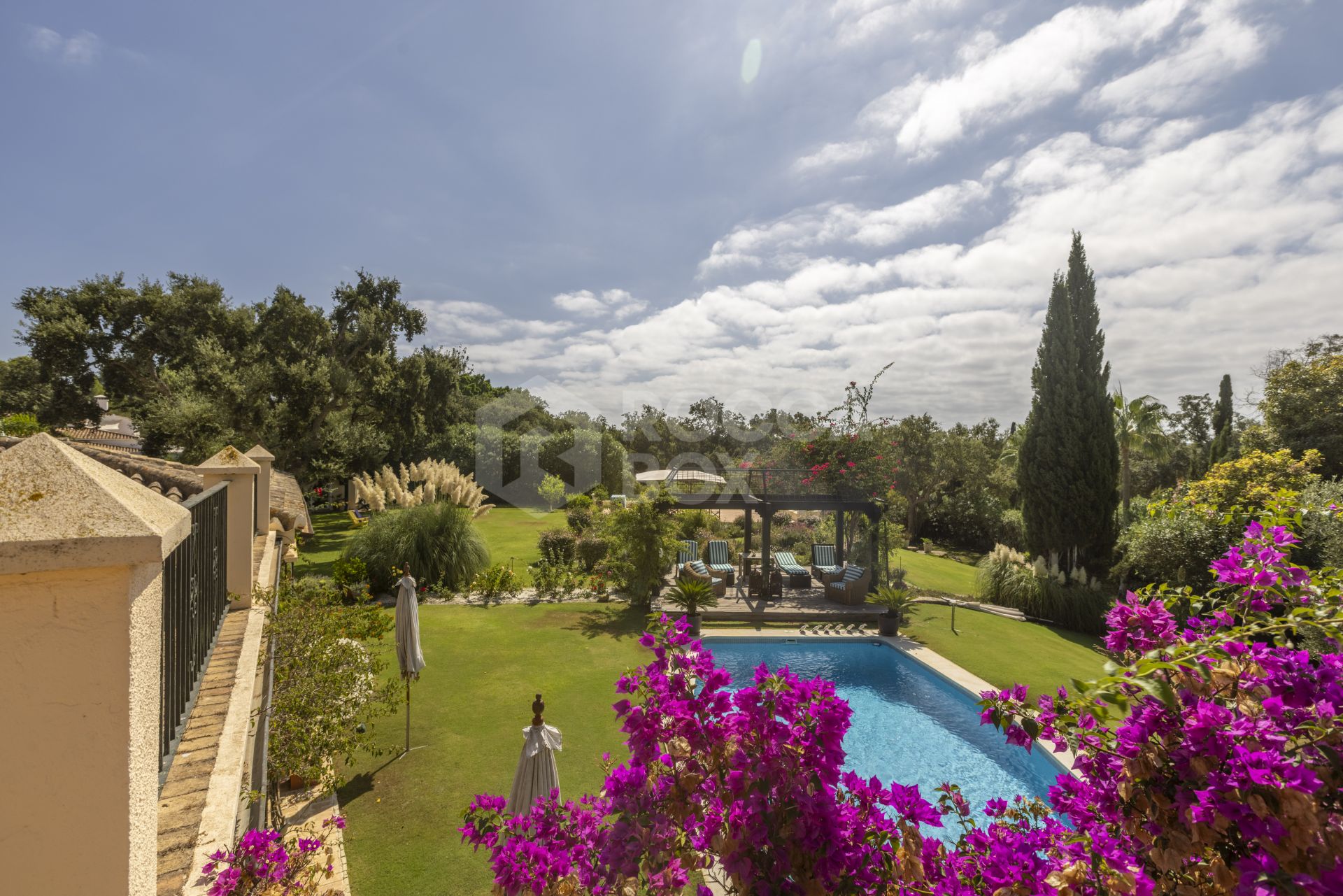 EXCLUSIVE ANDALUCIAN-STYLE VILLA ON TWO INDEPENDENT PLOTS STEPS FROM THE REAL CLUB VALDERRAMA-SOTOGRANDE ALTO