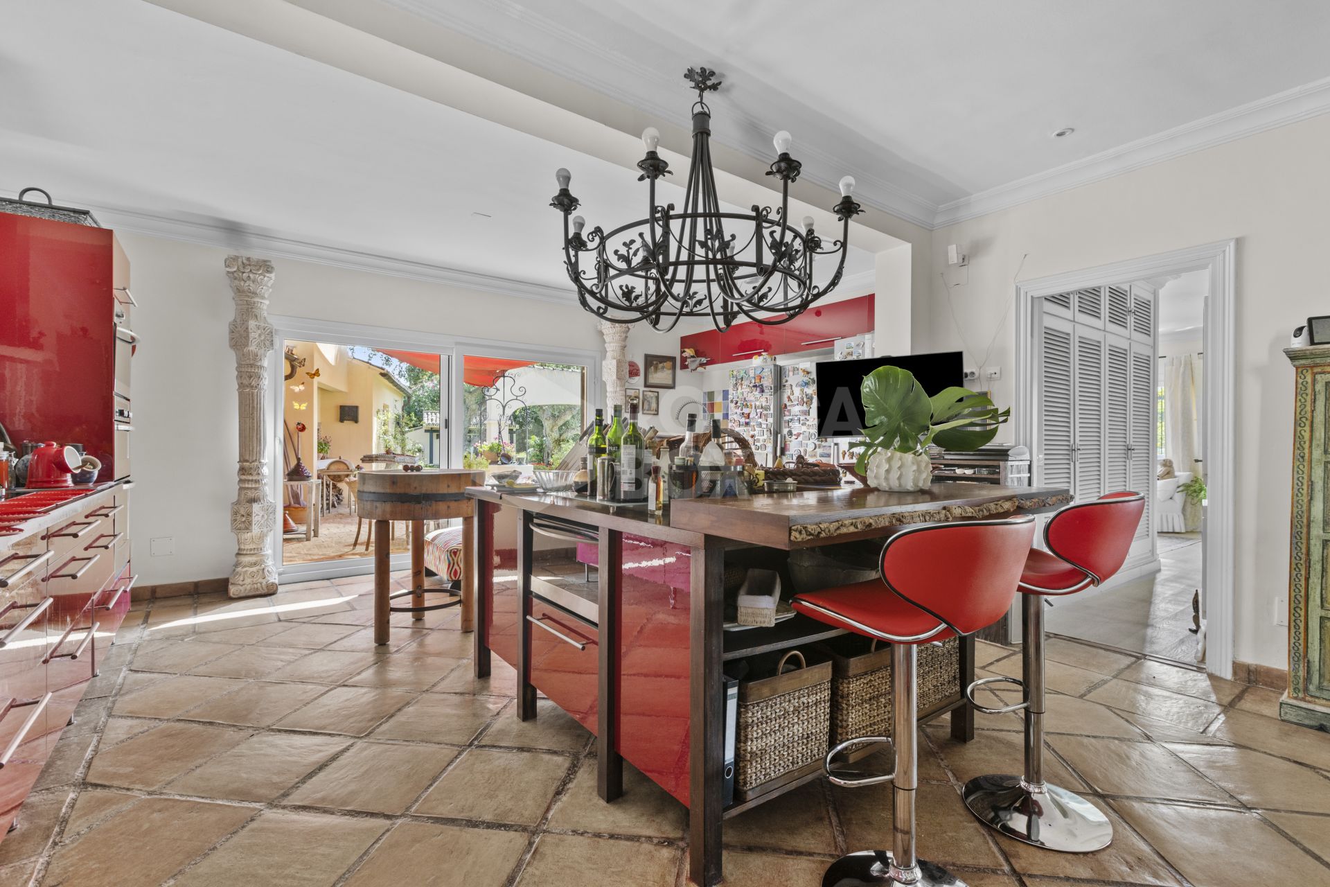 EXCLUSIVE ANDALUCIAN-STYLE VILLA ON TWO INDEPENDENT PLOTS STEPS FROM THE REAL CLUB VALDERRAMA-SOTOGRANDE ALTO