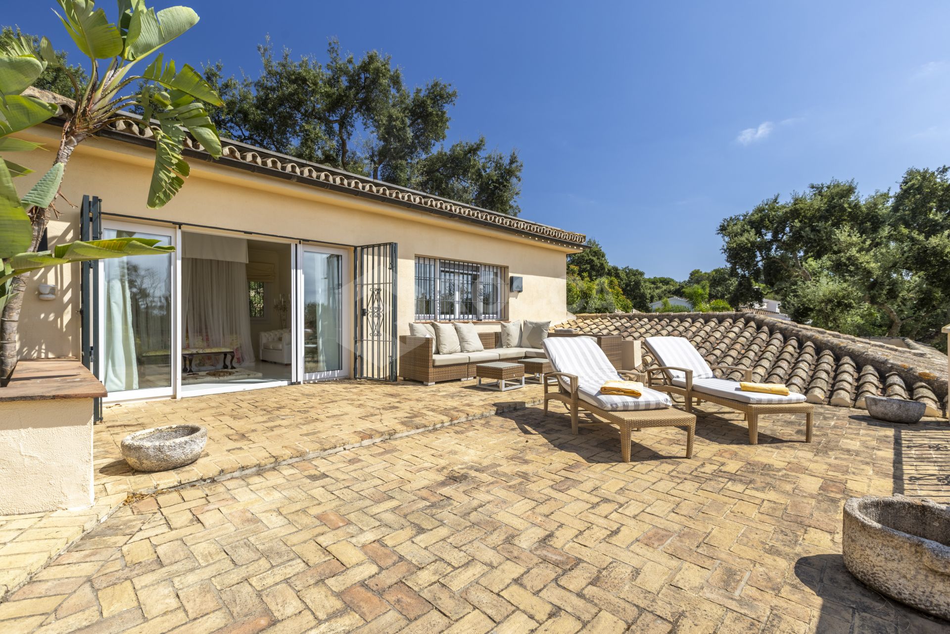 EXCLUSIVE ANDALUCIAN-STYLE VILLA ON TWO INDEPENDENT PLOTS STEPS FROM THE REAL CLUB VALDERRAMA-SOTOGRANDE ALTO