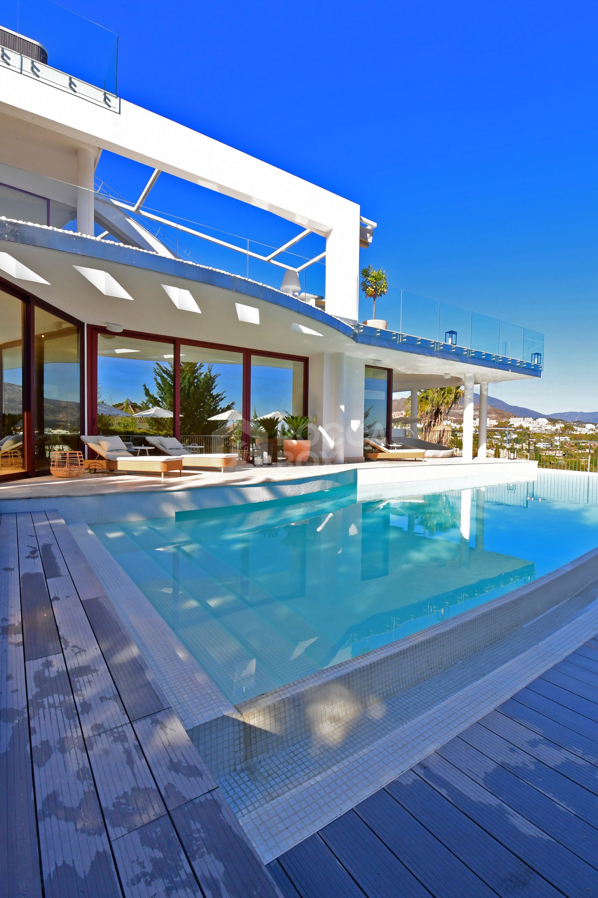 Villa for sale in Nueva Andalucía, a five-minute drive from Puerto Banus and city centre, as well as to beaches