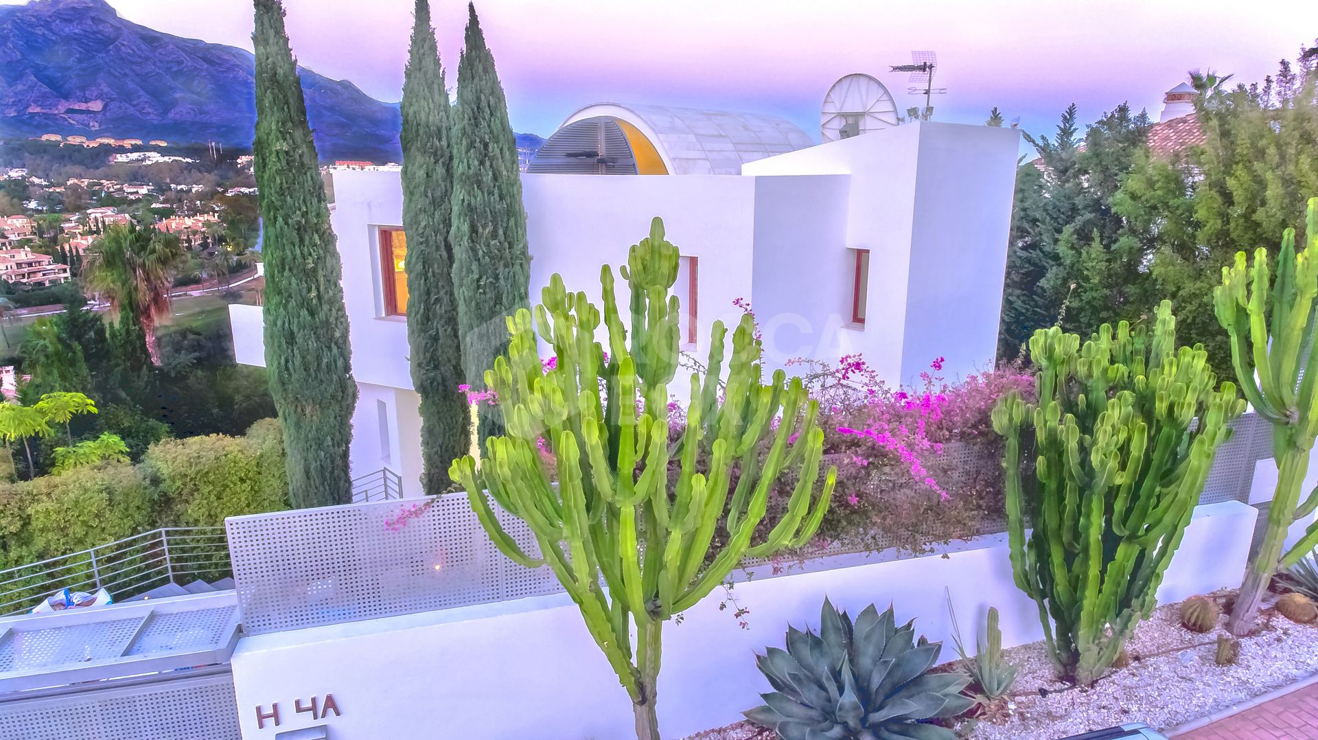 Villa for sale in Nueva Andalucía, a five-minute drive from Puerto Banus and city centre, as well as to beaches