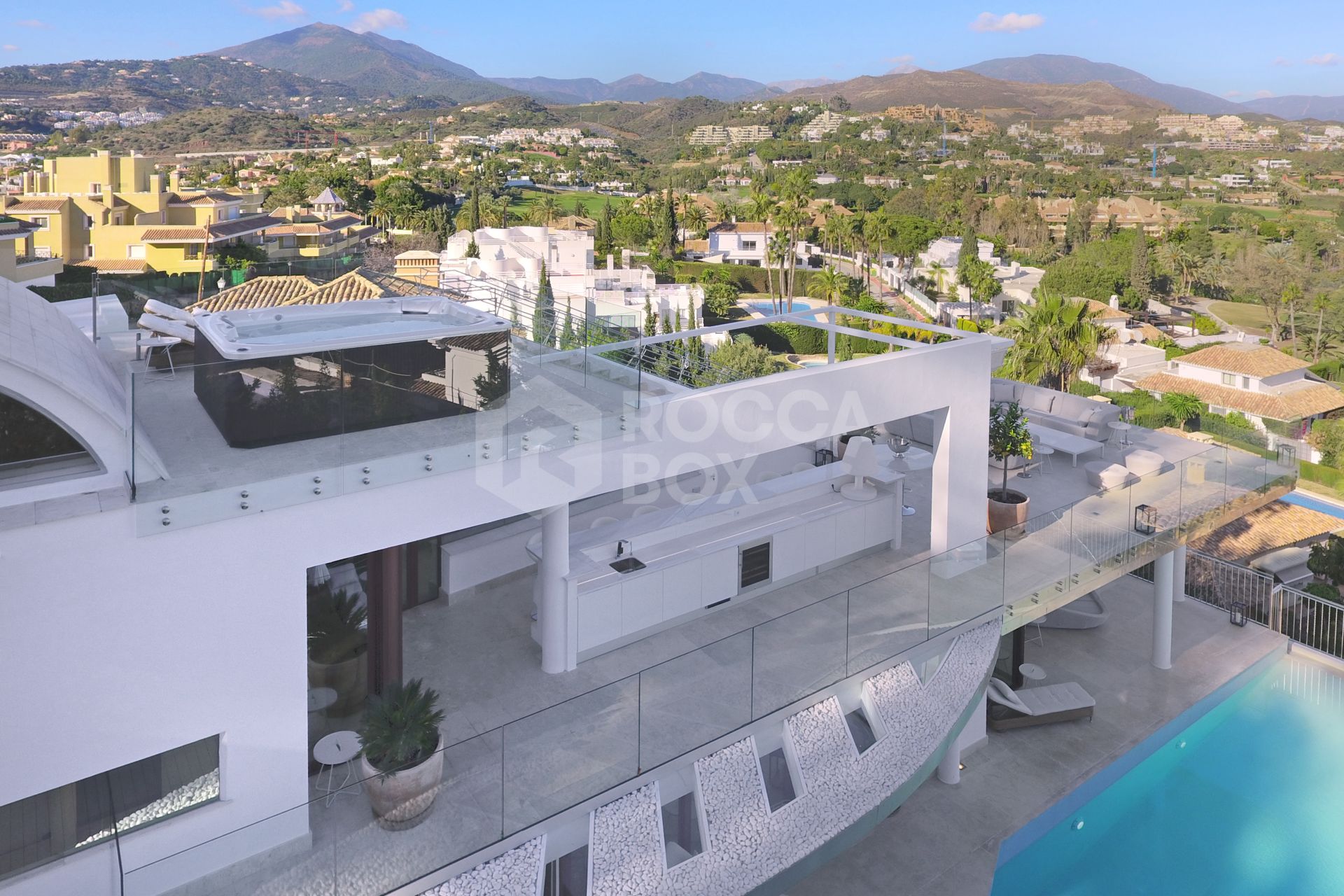 Villa for sale in Nueva Andalucía, a five-minute drive from Puerto Banus and city centre, as well as to beaches