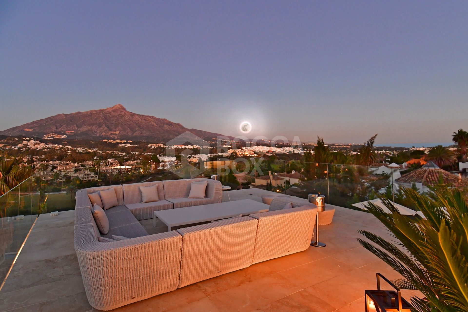 Villa for sale in Nueva Andalucía, a five-minute drive from Puerto Banus and city centre, as well as to beaches