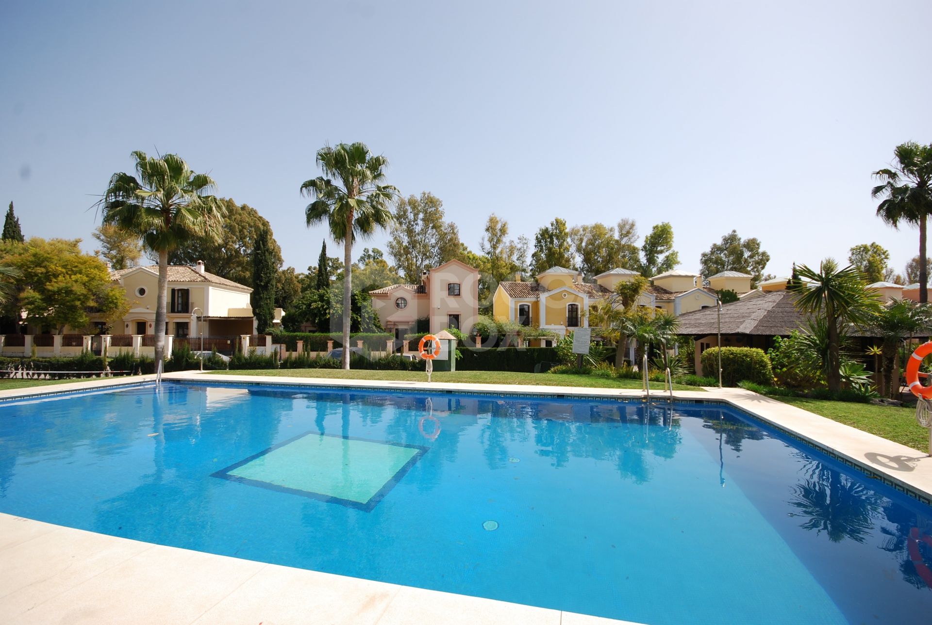 Villa with private pool on the golf course front line – Isla de Guadalmina, Guadalmina Alta