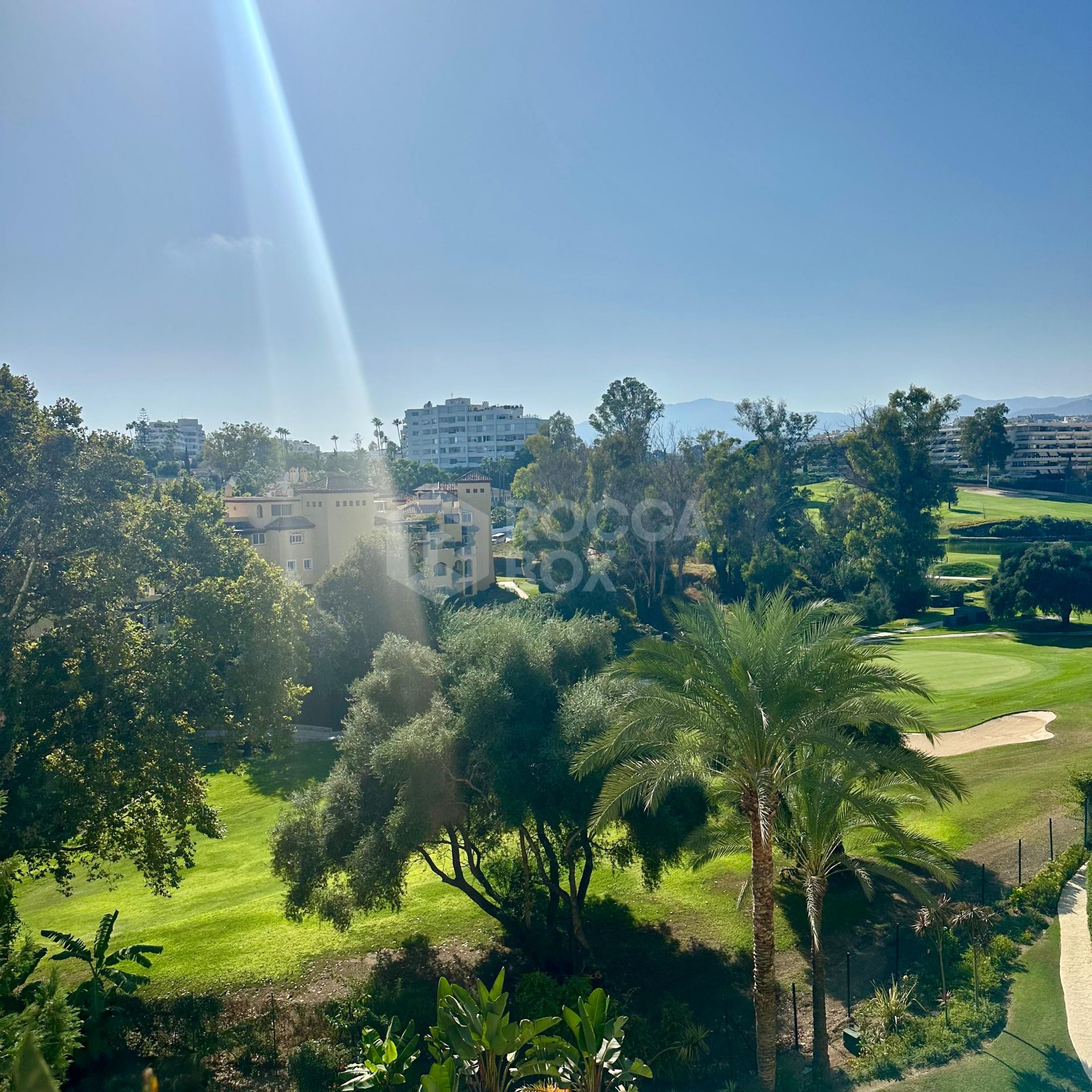 Front-line golf in Guadalmina Alta: elegant apartment with west-facing terrace, garage, storage, and LPO. Unique opportunity for living or investing.