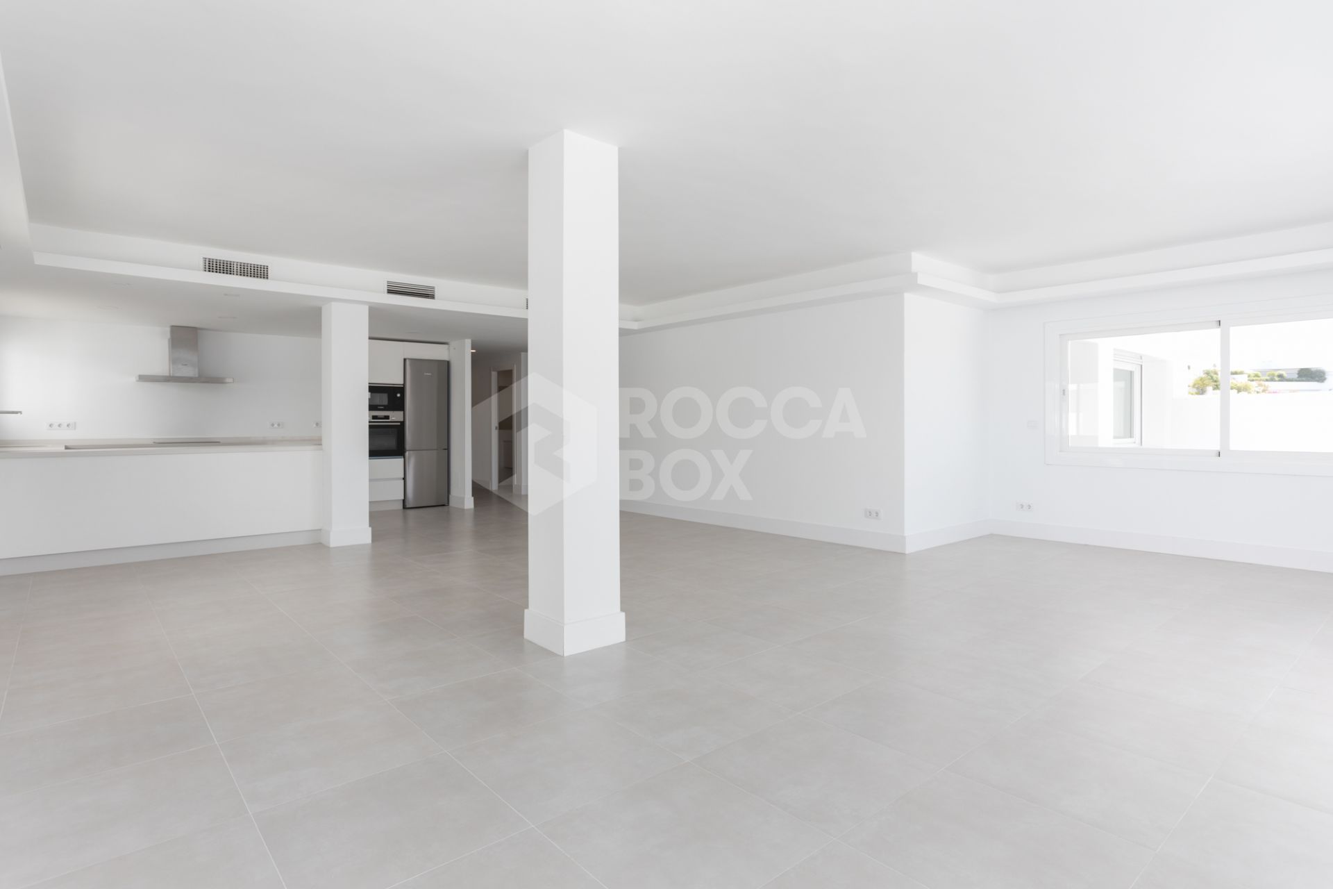 Fully renovated apartment in Guadalmina Baja with sea views and 4 bedrooms, next to Puerto Banús.