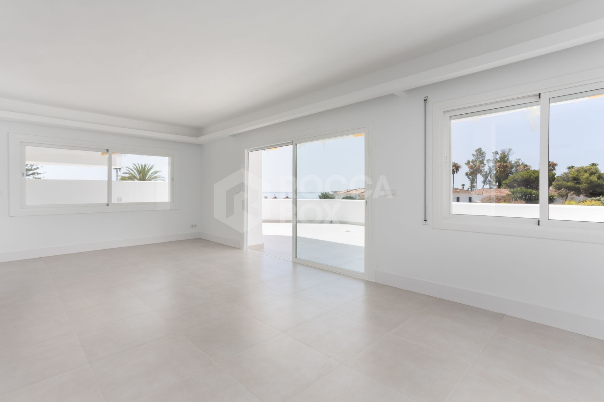 Fully renovated apartment in Guadalmina Baja with sea views and 4 bedrooms, next to Puerto Banús.