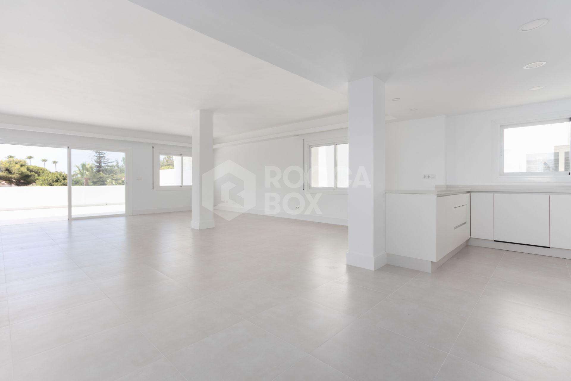 Fully renovated apartment in Guadalmina Baja with sea views and 4 bedrooms, next to Puerto Banús.