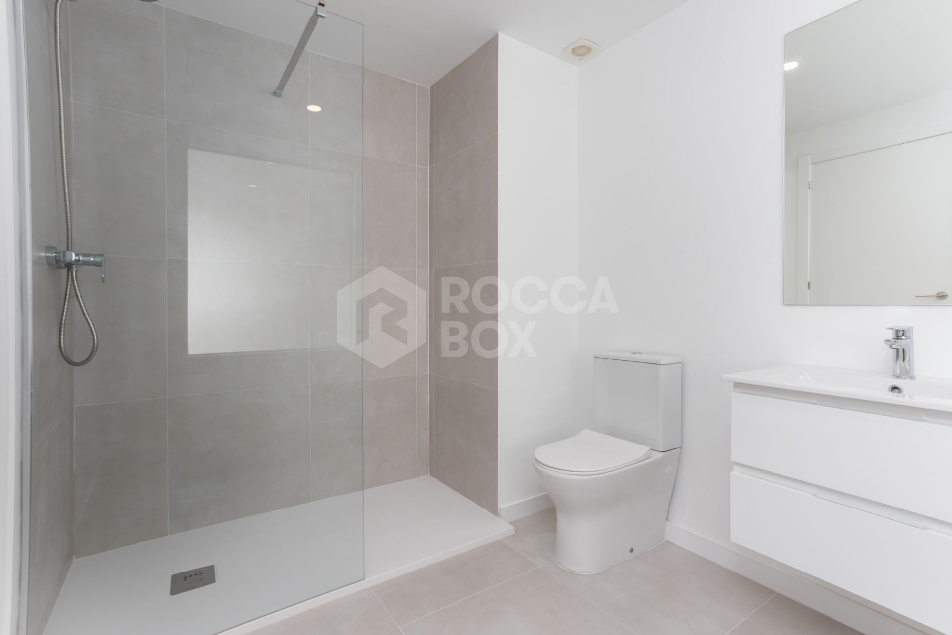 Fully renovated apartment in Guadalmina Baja with sea views and 4 bedrooms, next to Puerto Banús.