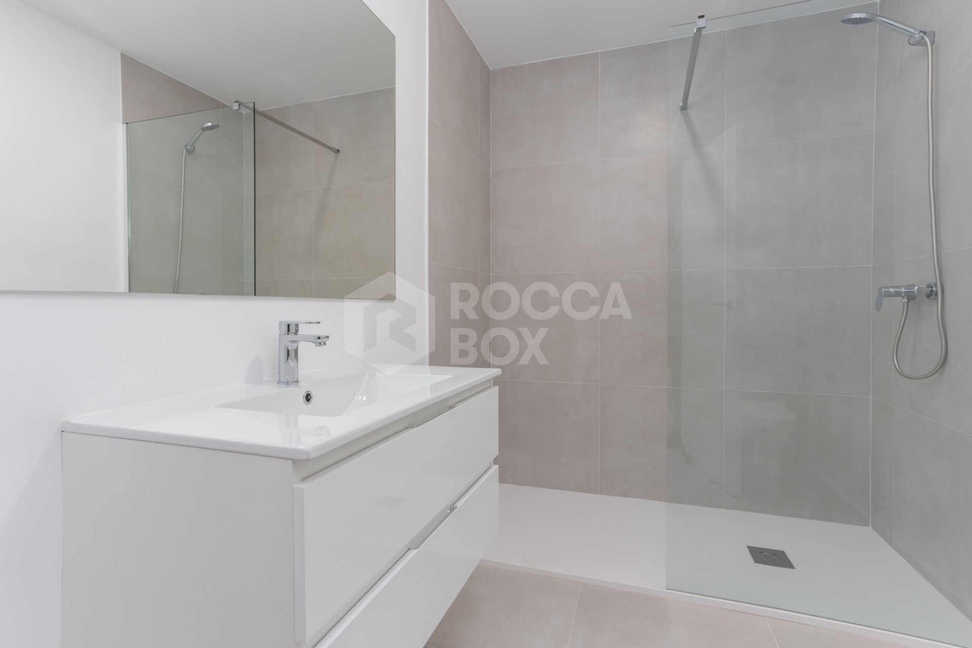 Fully renovated apartment in Guadalmina Baja with sea views and 4 bedrooms, next to Puerto Banús.