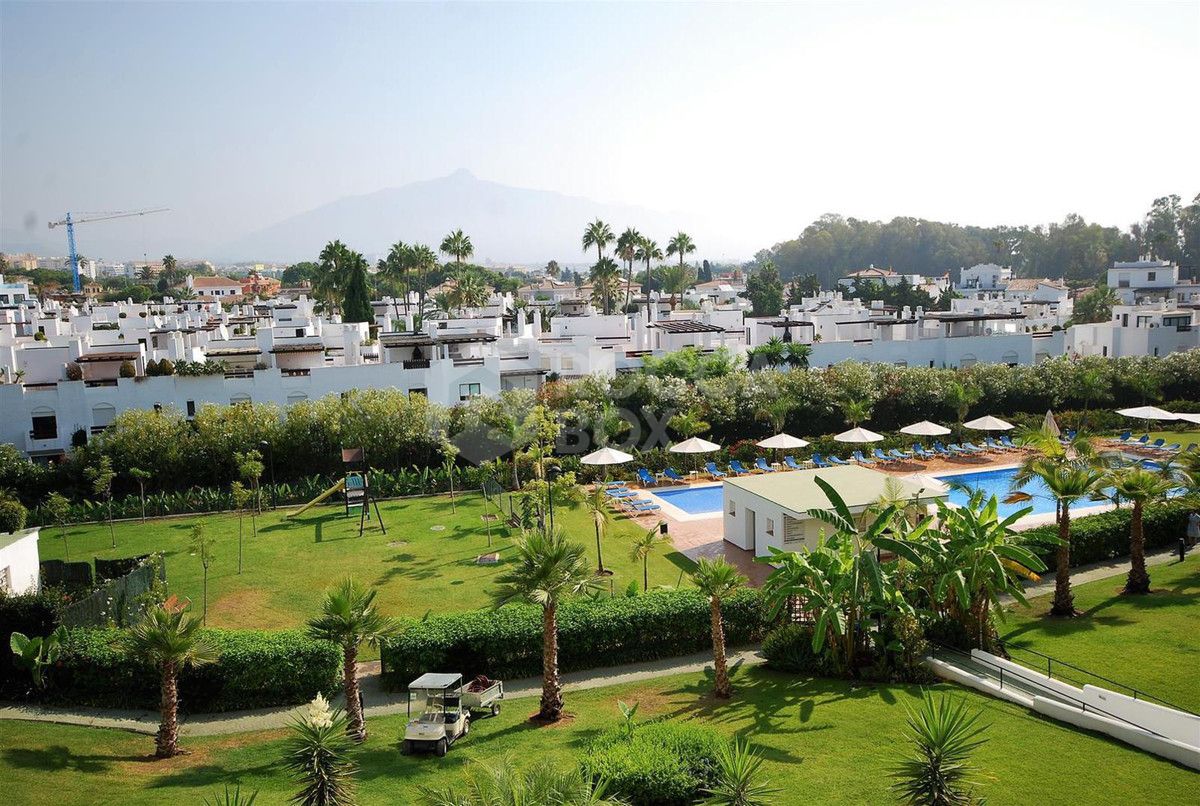 Fully renovated apartment in Guadalmina Baja with sea views and 4 bedrooms, next to Puerto Banús.