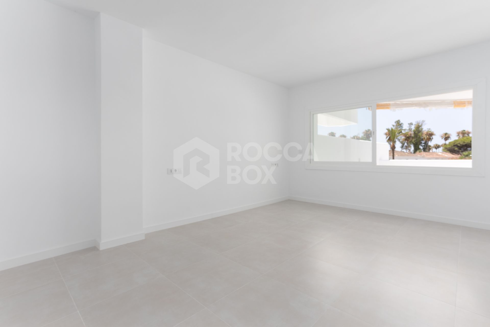 Fully renovated apartment in Guadalmina Baja with sea views and 4 bedrooms, next to Puerto Banús.