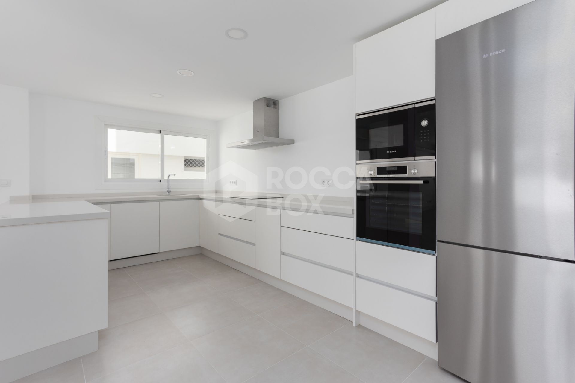 Fully renovated apartment in Guadalmina Baja with sea views and 4 bedrooms, next to Puerto Banús.