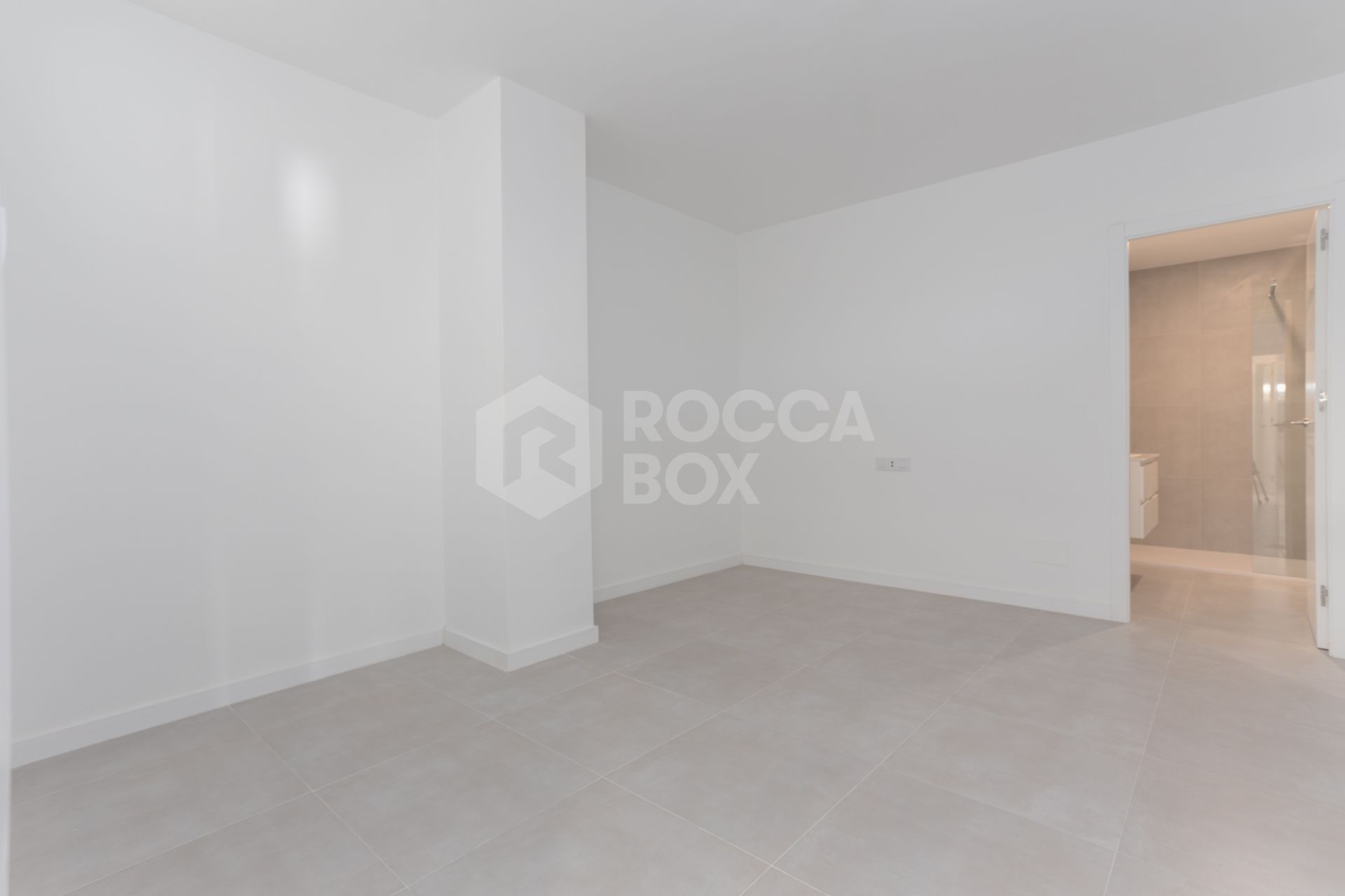 Fully renovated apartment in Guadalmina Baja with sea views and 4 bedrooms, next to Puerto Banús.