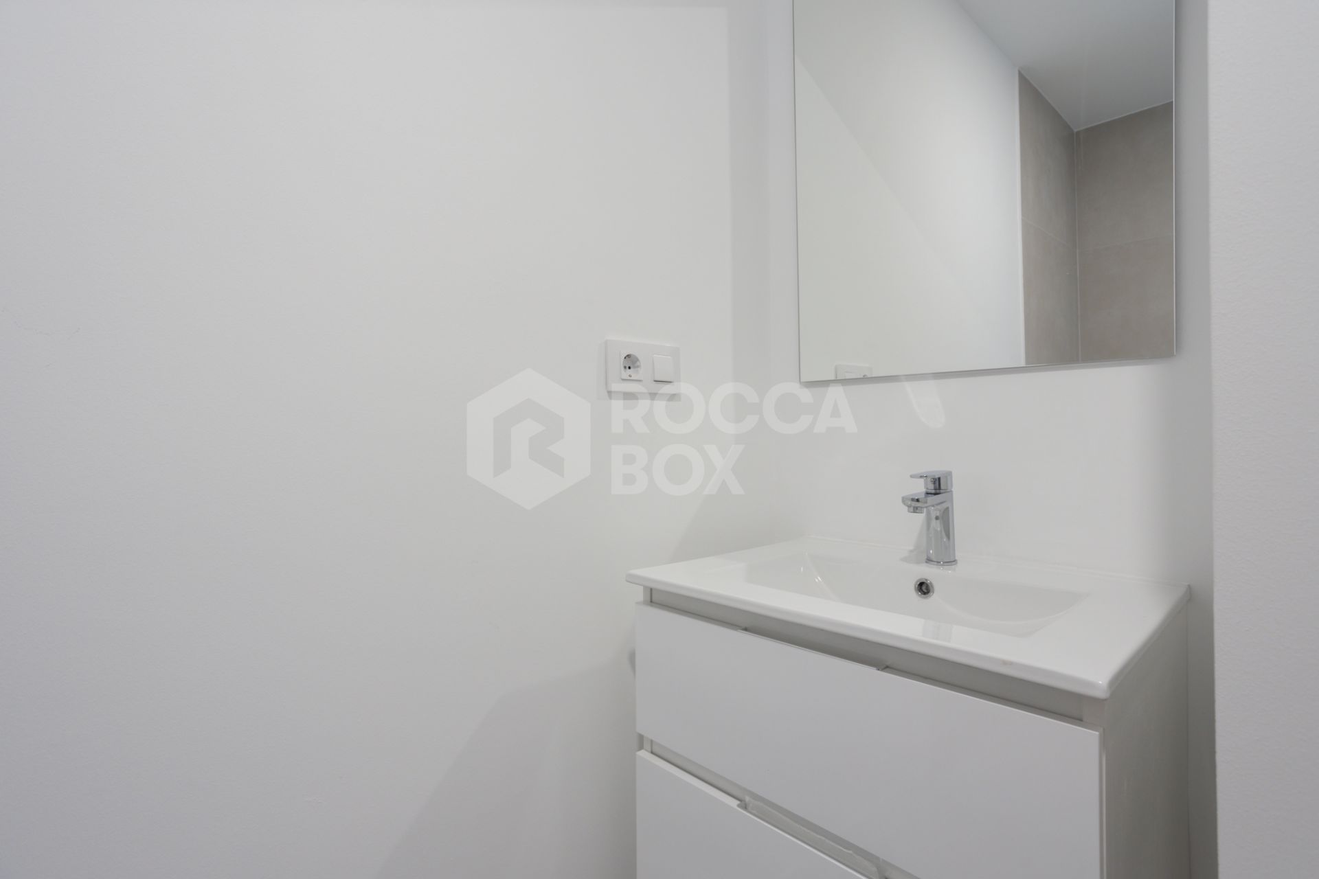 Fully renovated apartment in Guadalmina Baja with sea views and 4 bedrooms, next to Puerto Banús.