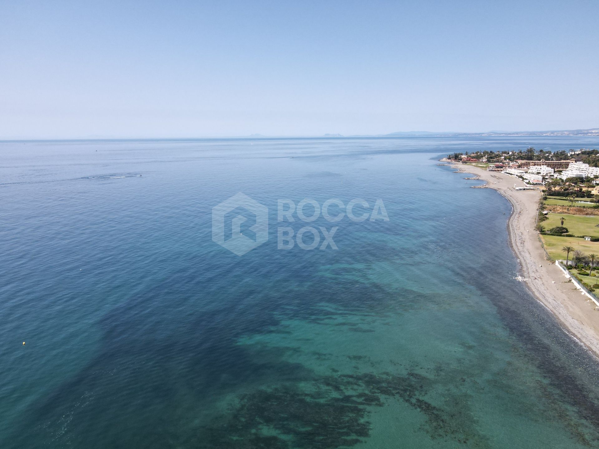 Fully renovated apartment in Guadalmina Baja with sea views and 4 bedrooms, next to Puerto Banús.