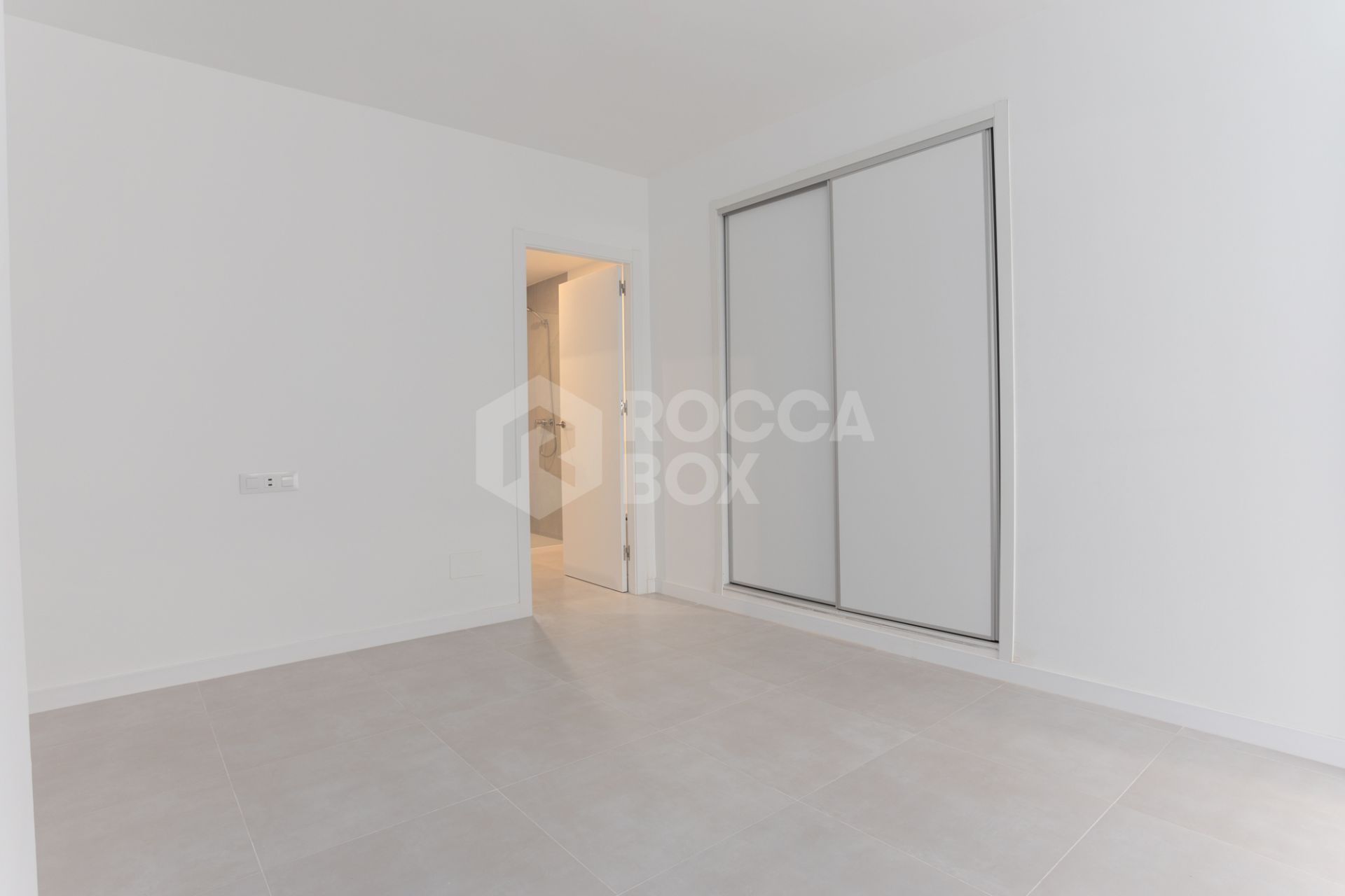 Fully renovated apartment in Guadalmina Baja with sea views and 4 bedrooms, next to Puerto Banús.