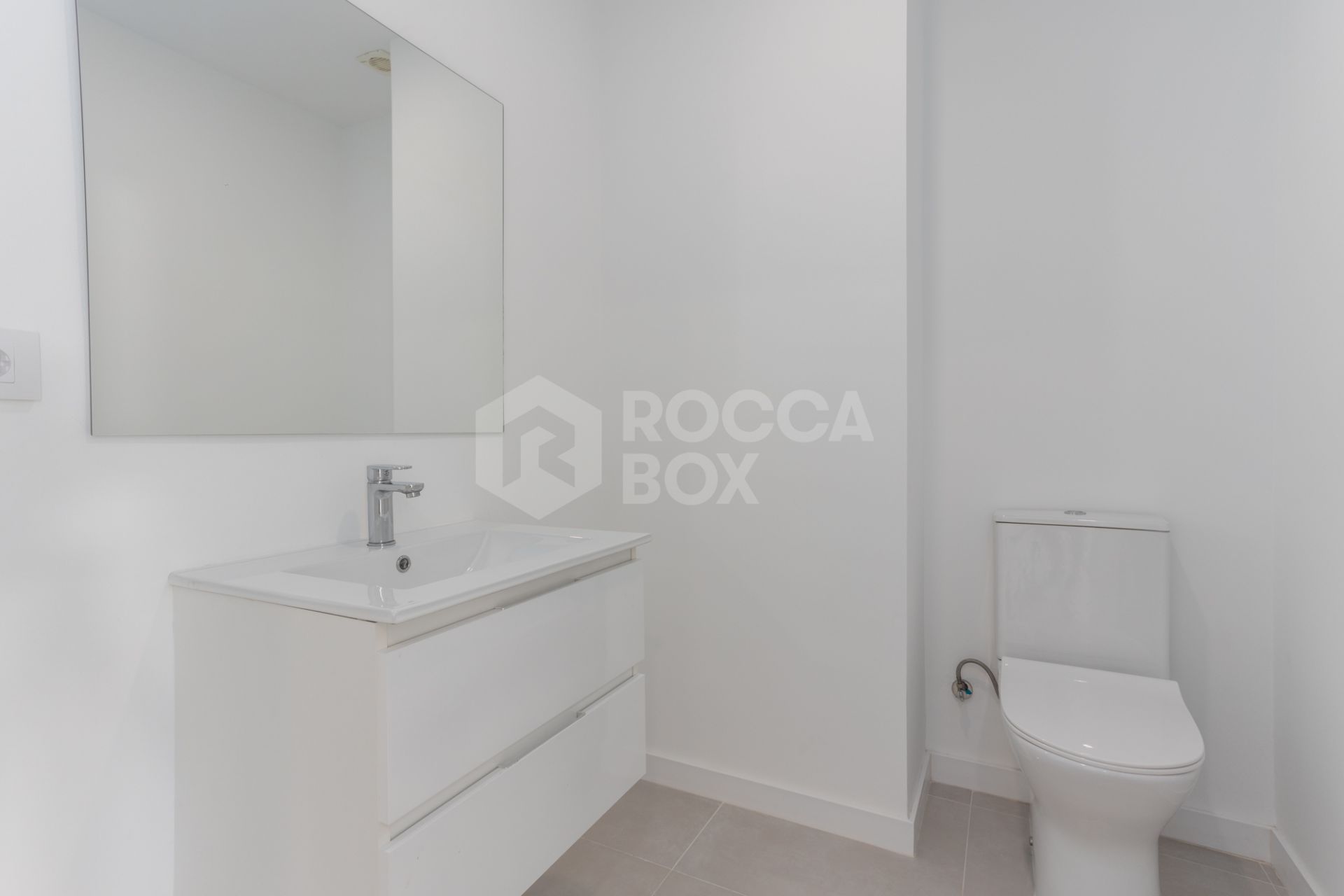 Fully renovated apartment in Guadalmina Baja with sea views and 4 bedrooms, next to Puerto Banús.