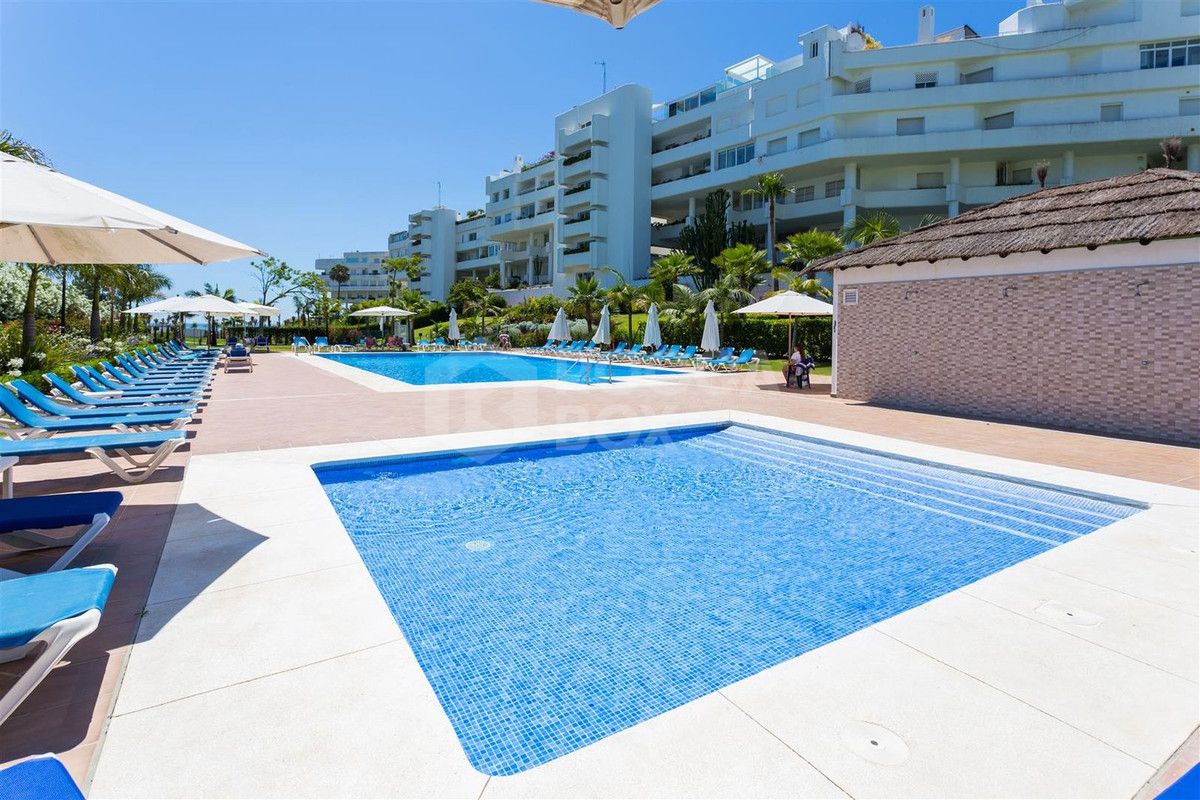 Fully renovated apartment in Guadalmina Baja with sea views and 4 bedrooms, next to Puerto Banús.