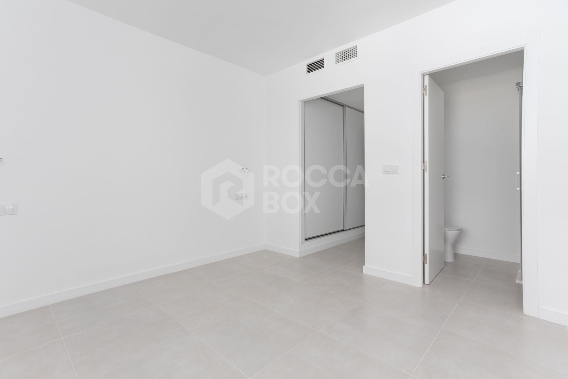 Fully renovated apartment in Guadalmina Baja with sea views and 4 bedrooms, next to Puerto Banús.