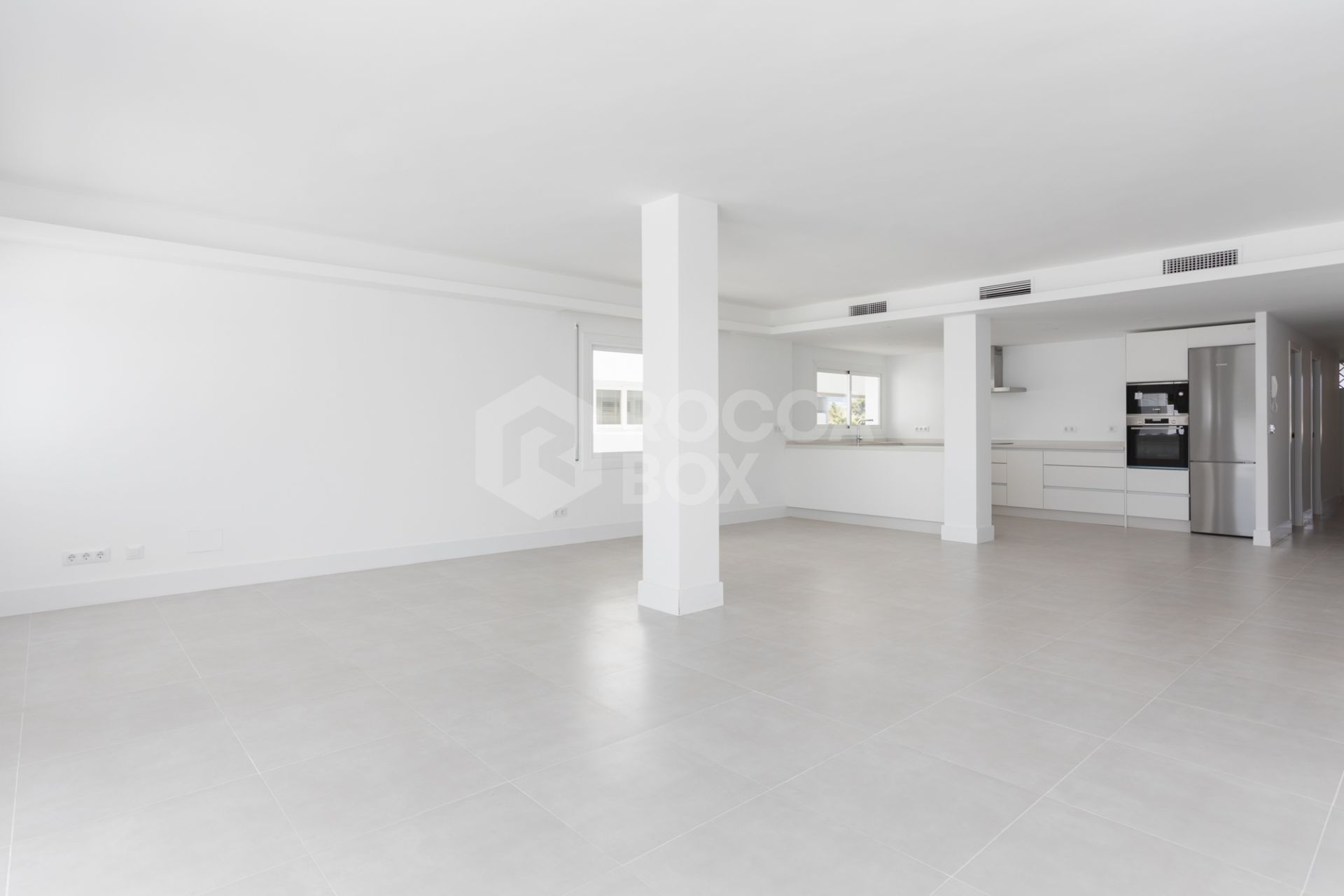 Fully renovated apartment in Guadalmina Baja with sea views and 4 bedrooms, next to Puerto Banús.