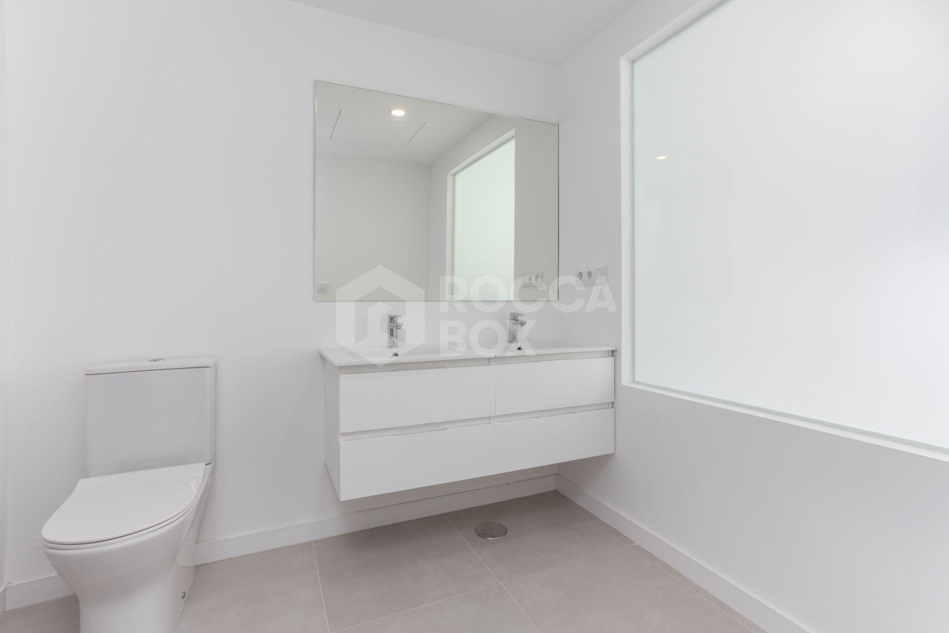 Fully renovated apartment in Guadalmina Baja with sea views and 4 bedrooms, next to Puerto Banús.